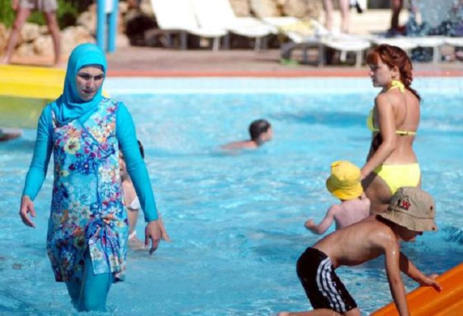 Una mujer con burkini en una piscina de Ceuta en una imagen de archivo. / FOTO EL PUEBLO