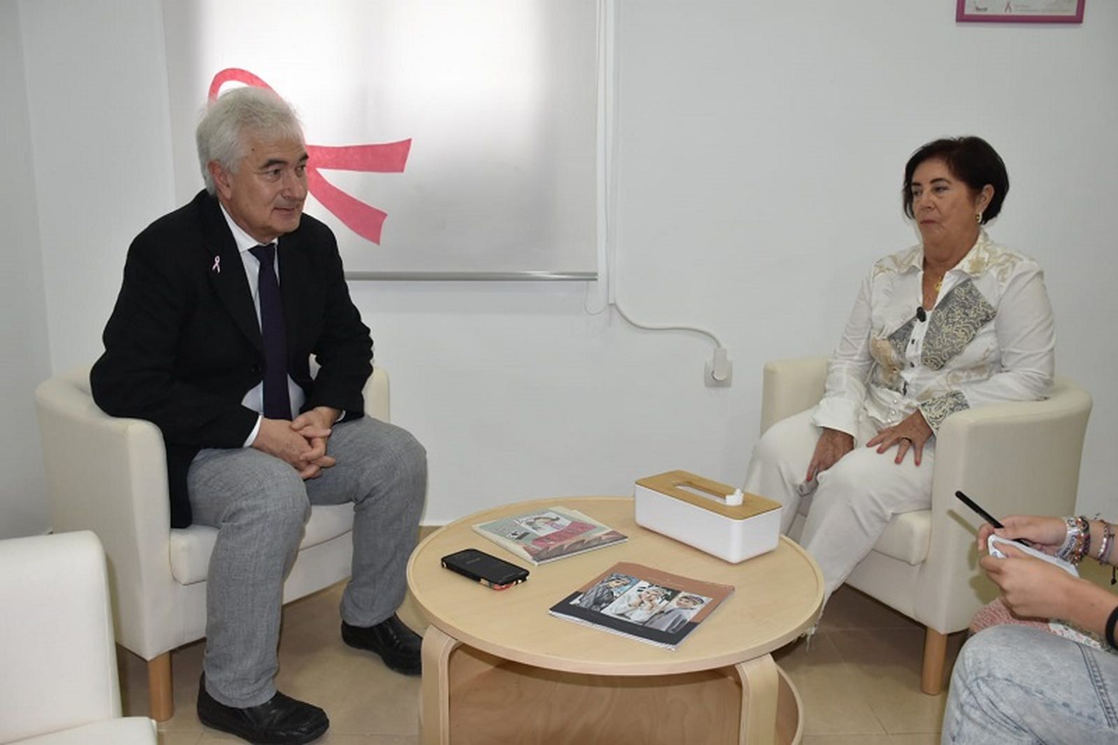 Pandiella junto a la presidenta de ACMUMA, Hilda Castro. / FOTO NICOL´S