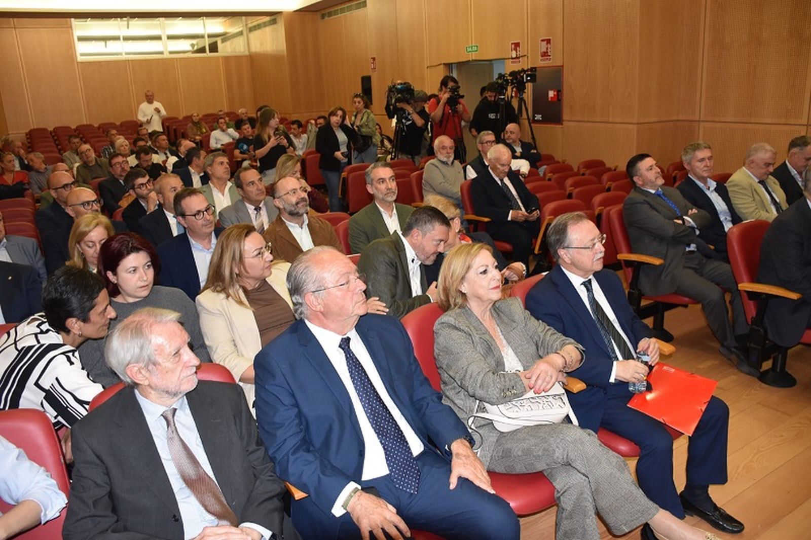 El salón de actos se llenó de autoridades y representantes del tejido asociativo y sindical. / FOTO NICOL´S