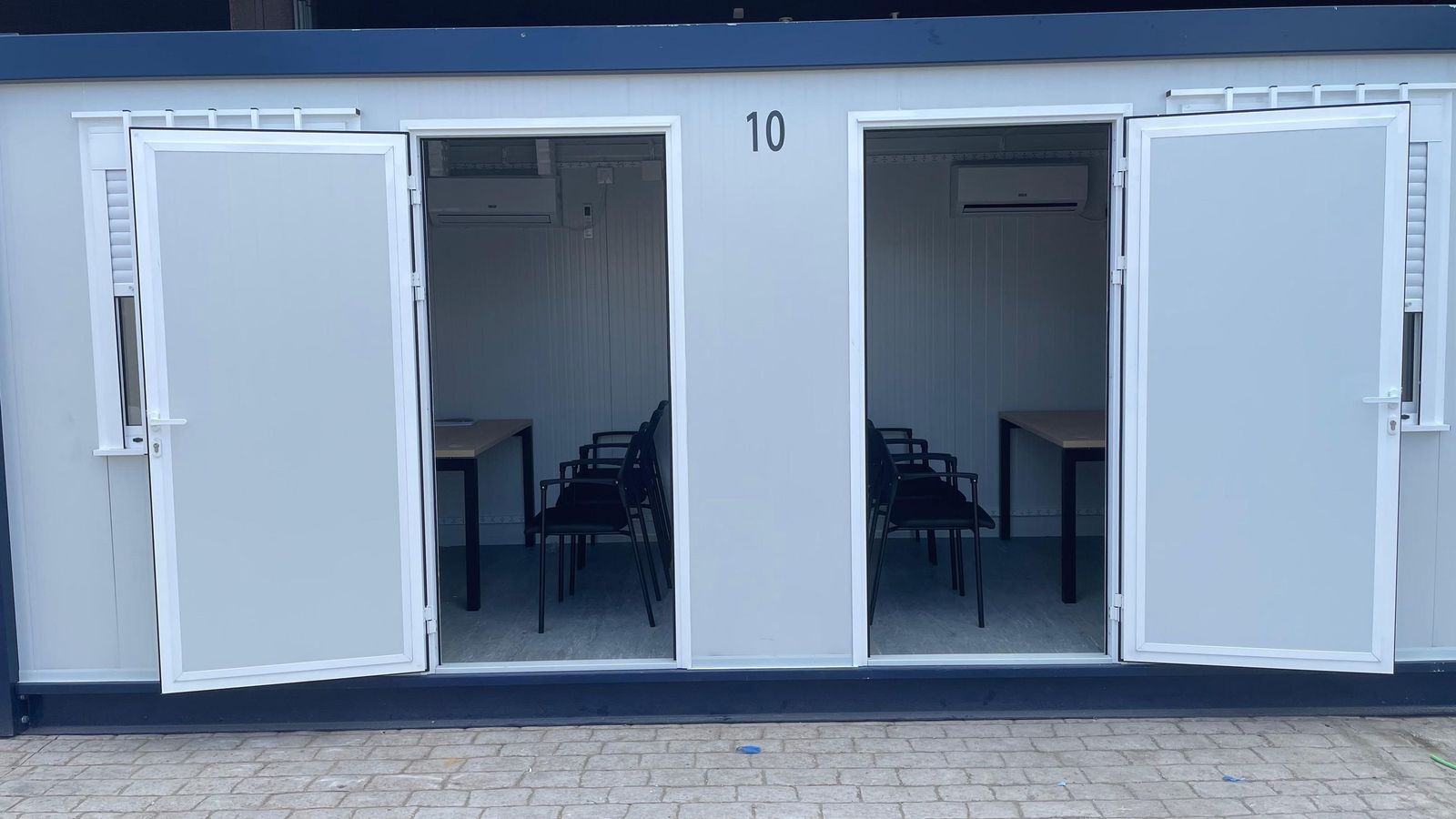 Diez módulos prefabricados, cada uno con dos despachos, han sido instalados en el interior del polígono industrial para reforzar la atención a los solicitantes de protección internacional