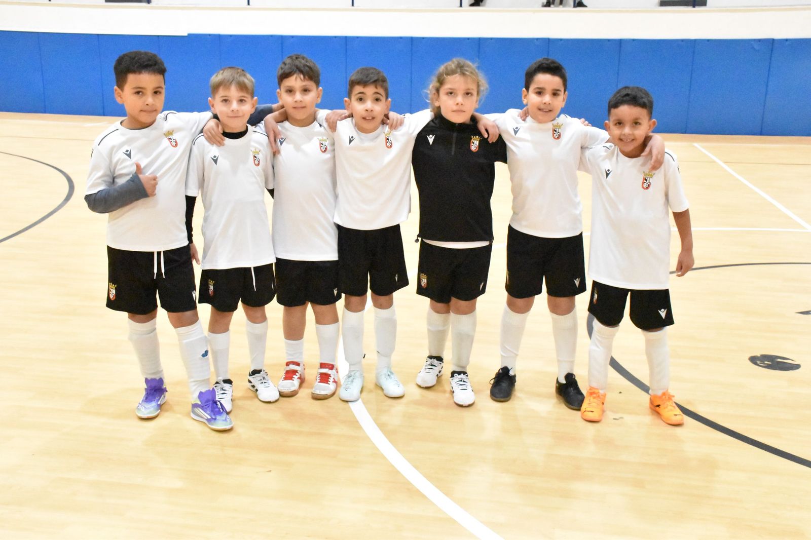 Los prebenjamines en el pabellón de Santa Amelia