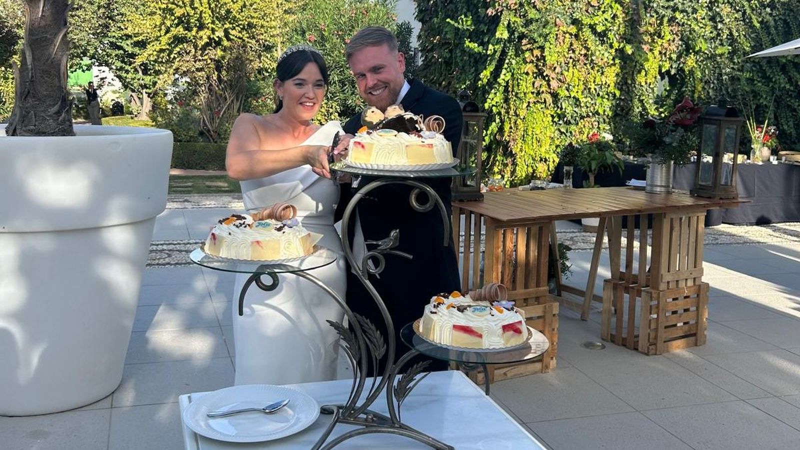 Aitor y Esther junto a las tartas en el día de su boda en Granada Aitor y Esther junto a las tartas en el día de su boda en Granada
