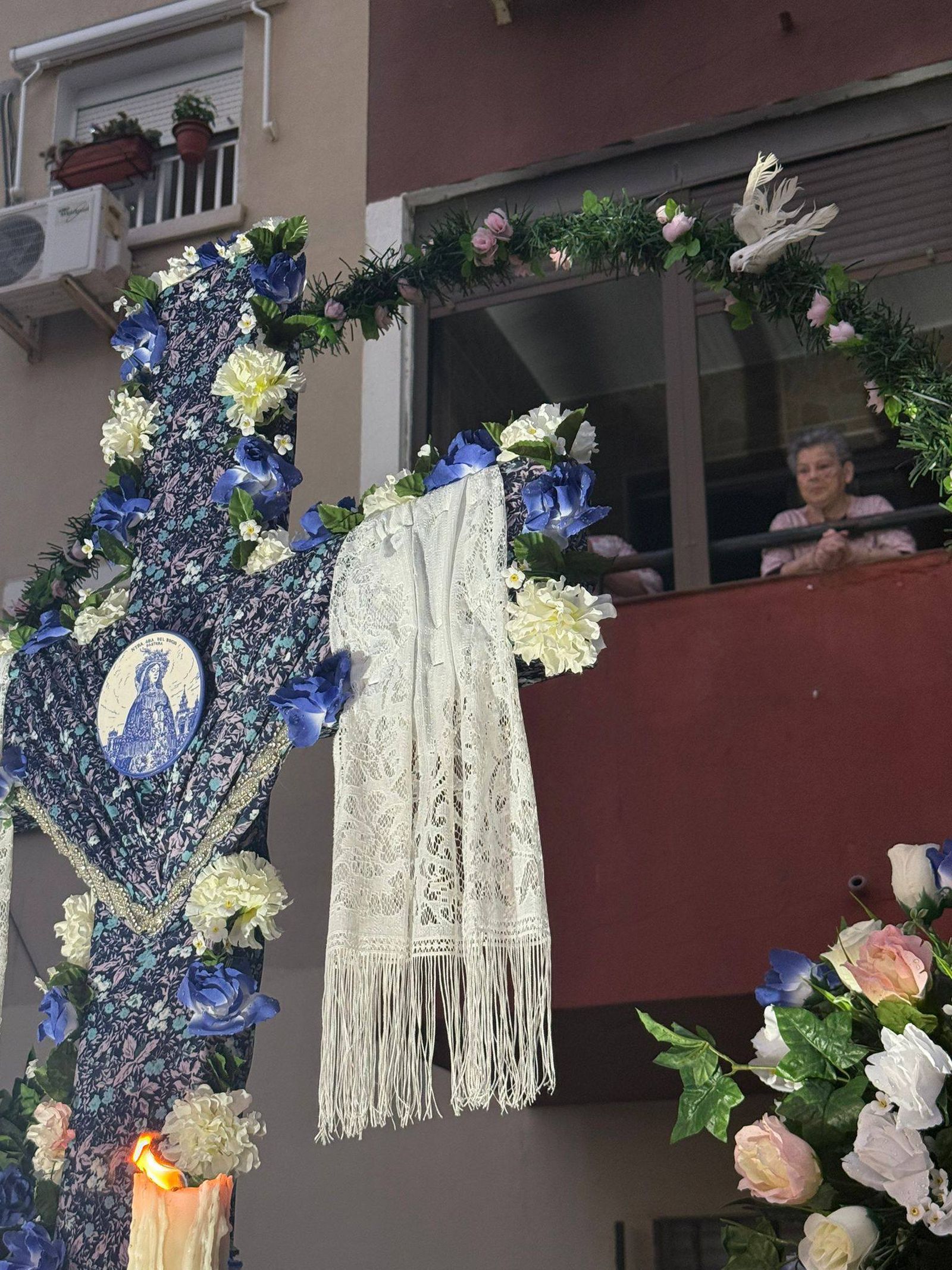Carmen, una de las vecinas más longevas del Polígono, asomada desde su balcón
