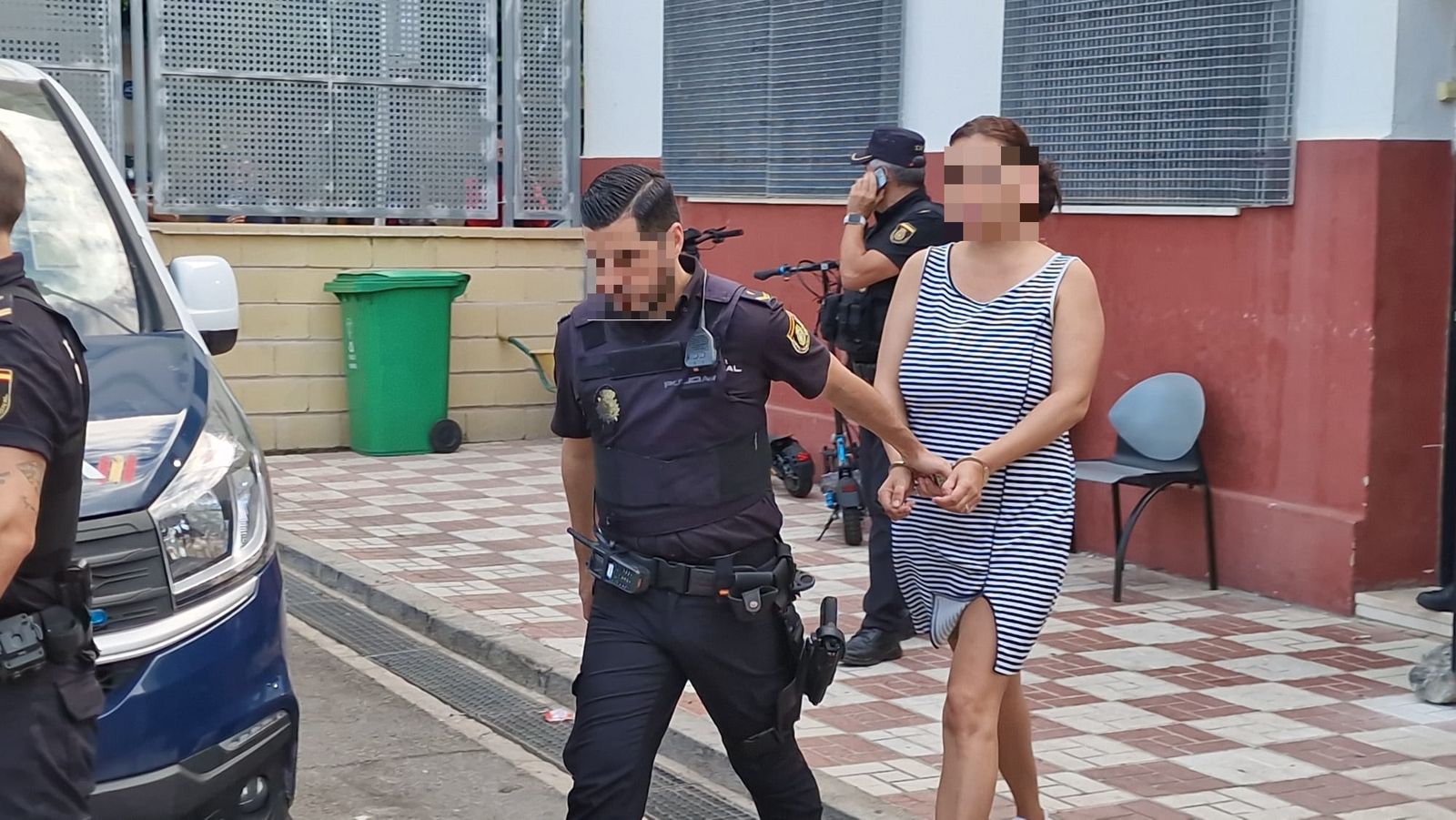 Los tres detenidos por la muerte del bebé salen de la Jefatura Superior y pasan a disposición judicial Los tres detenidos por la muerte del bebé salen de la Jefatura Superior y pasan a disposición judicial