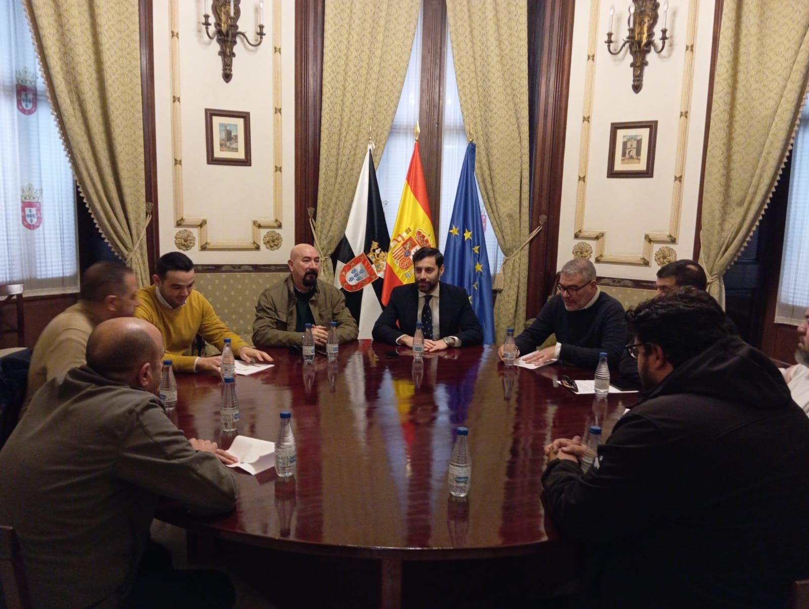 Un momento de la reunión celebrada este jueves entre el consejero Martínez Peñalver y los representantes del taxi