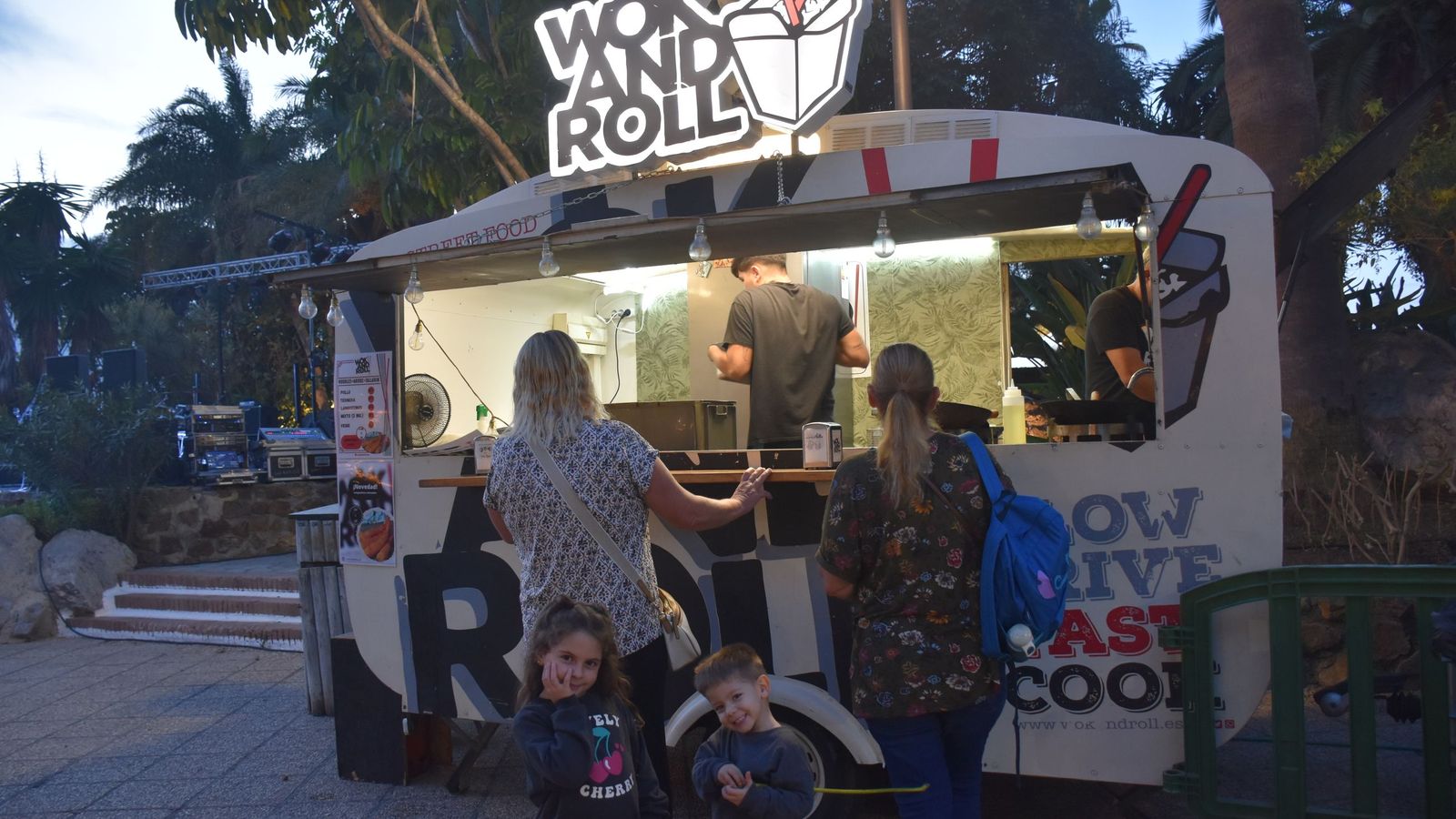 Una familia posa junto al food truck de comida tailandesa en la inauguración del festival