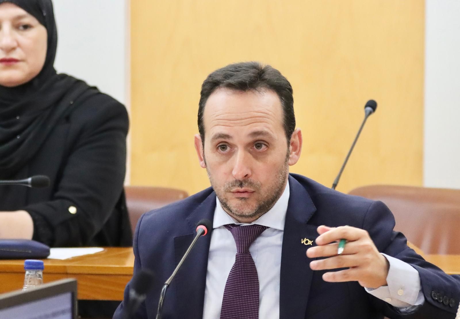 El líder de Vox Ceuta, Juan Sergio Redondo, durante el Pleno.