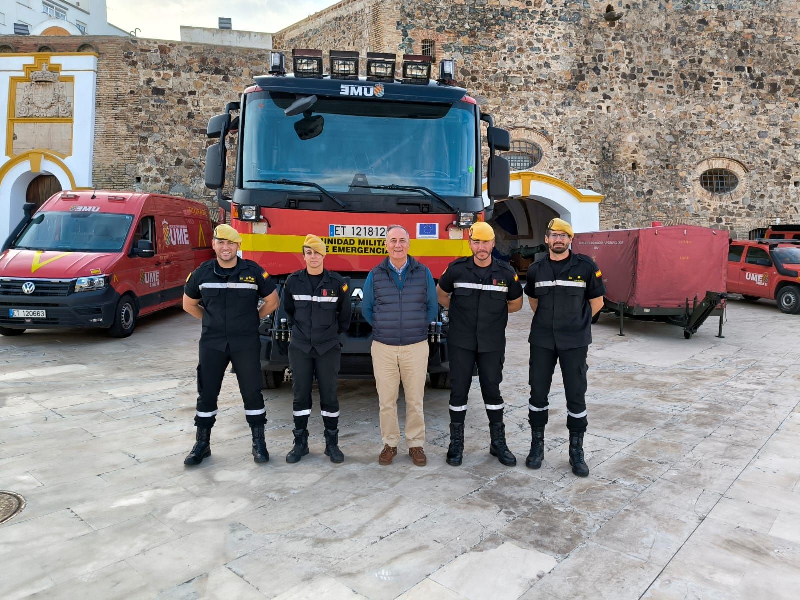 La UME expone sus medios en las Murallas Reales