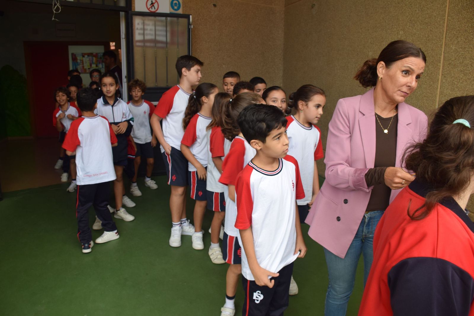 FOTOGALERÍA | El Castañero visita el Colegio San Daniel para 'encender' la tradición de La Mochila