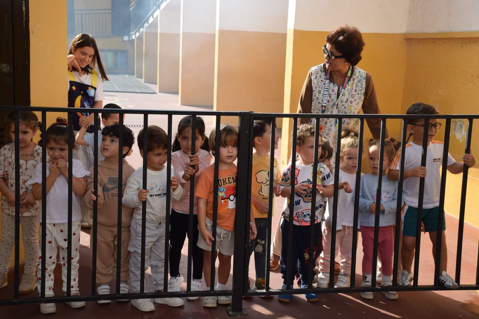 FOTGALERÍA | El Castañero visita el CEIP Ortega y Gasset y continúa su ruta por varios colegios de Ceuta