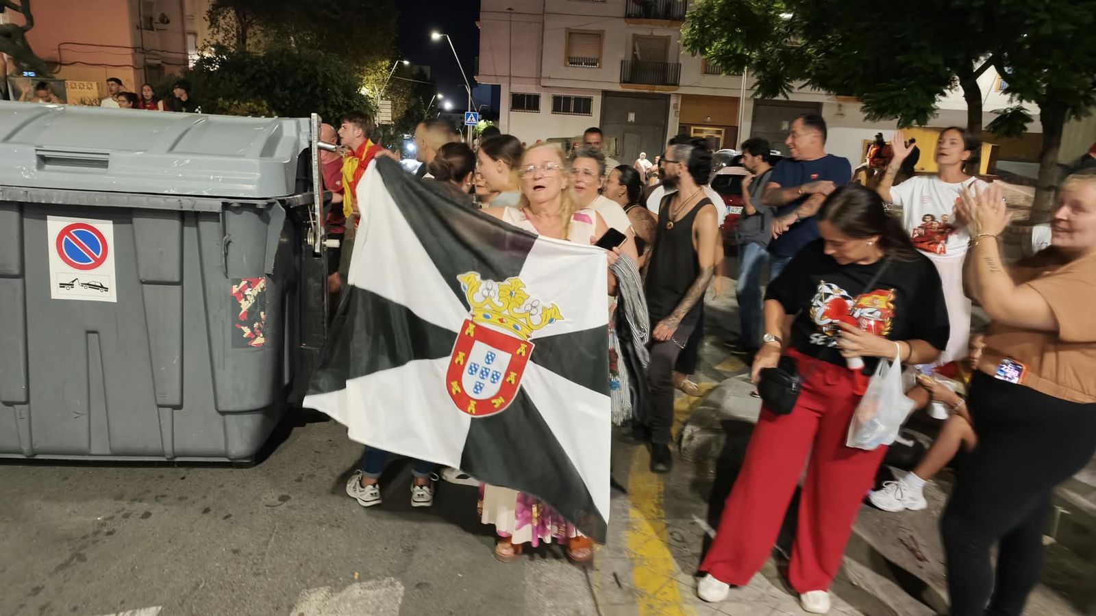 Ciudadanos se manifiestan en las barriadas de la ciudad contra la gestión de la crisis