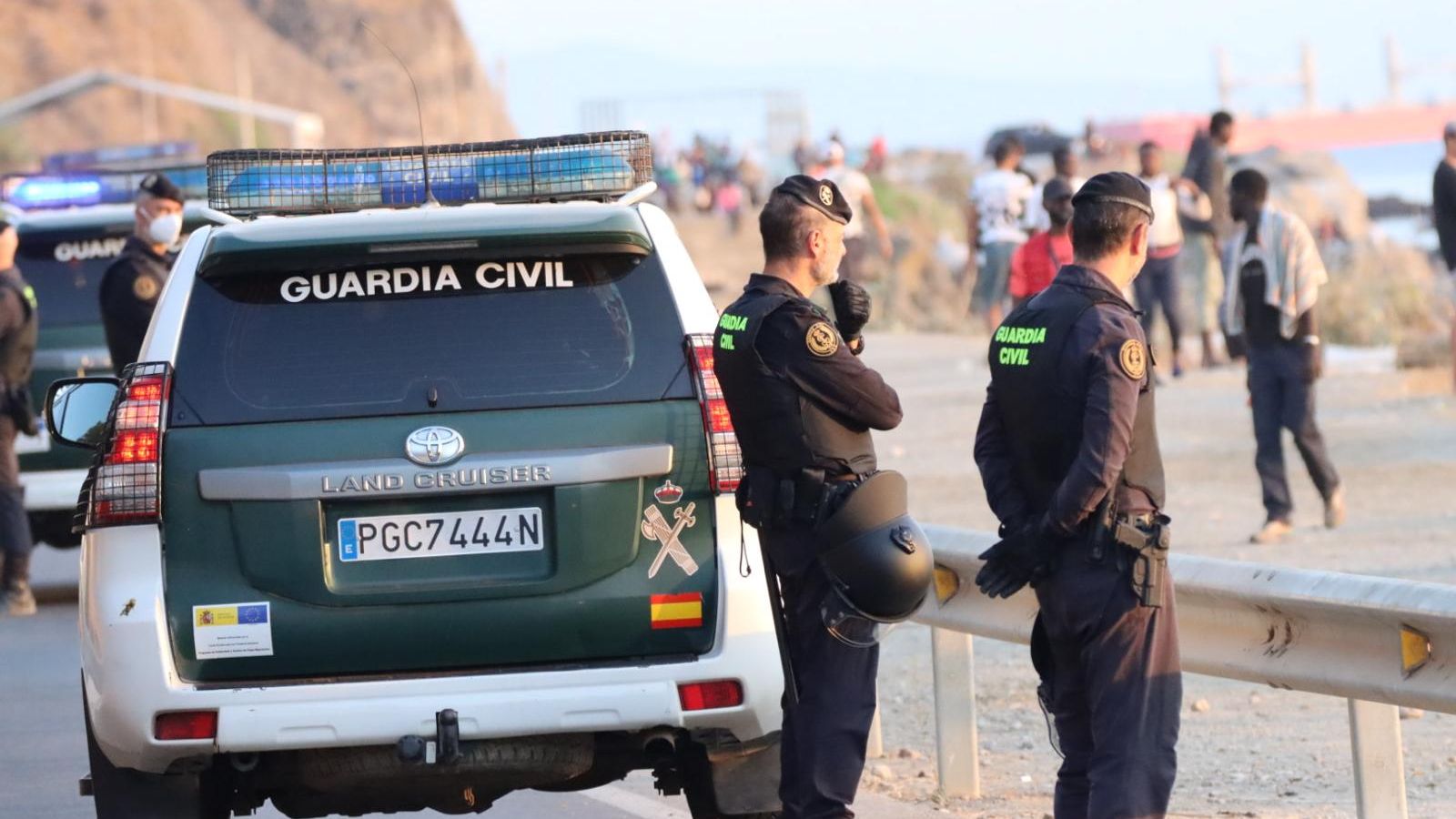 La Policía y la Guardia Civil desalojan la Playa del Trampolín