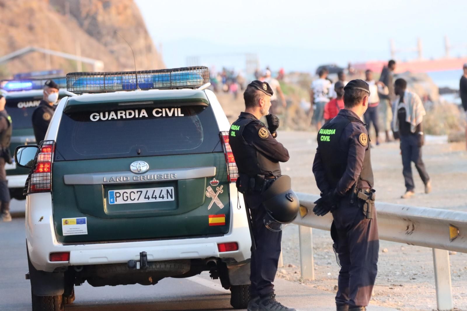 La Policía y la Guardia Civil desalojan la Playa del Trampolín