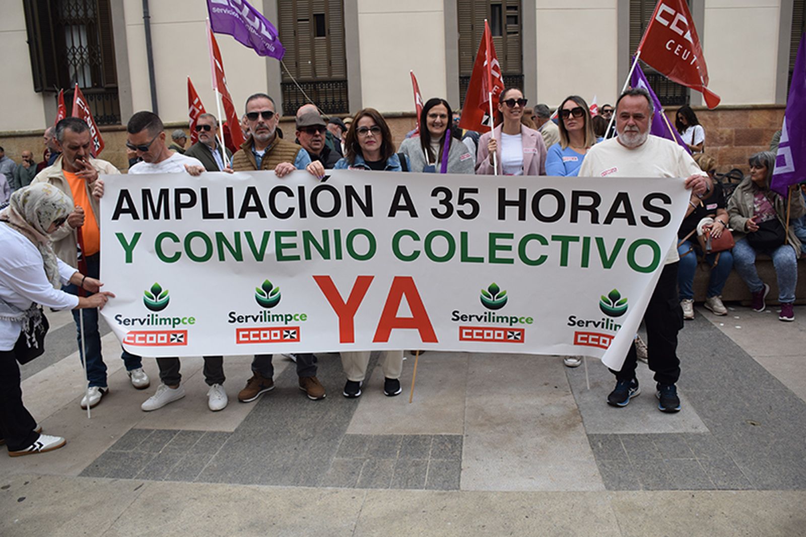 Pancarta de CCOO sobre la situación en Servilimpce desplegada ayer durante la marcha del Primero de Mayo. / FOTO NICOL’S