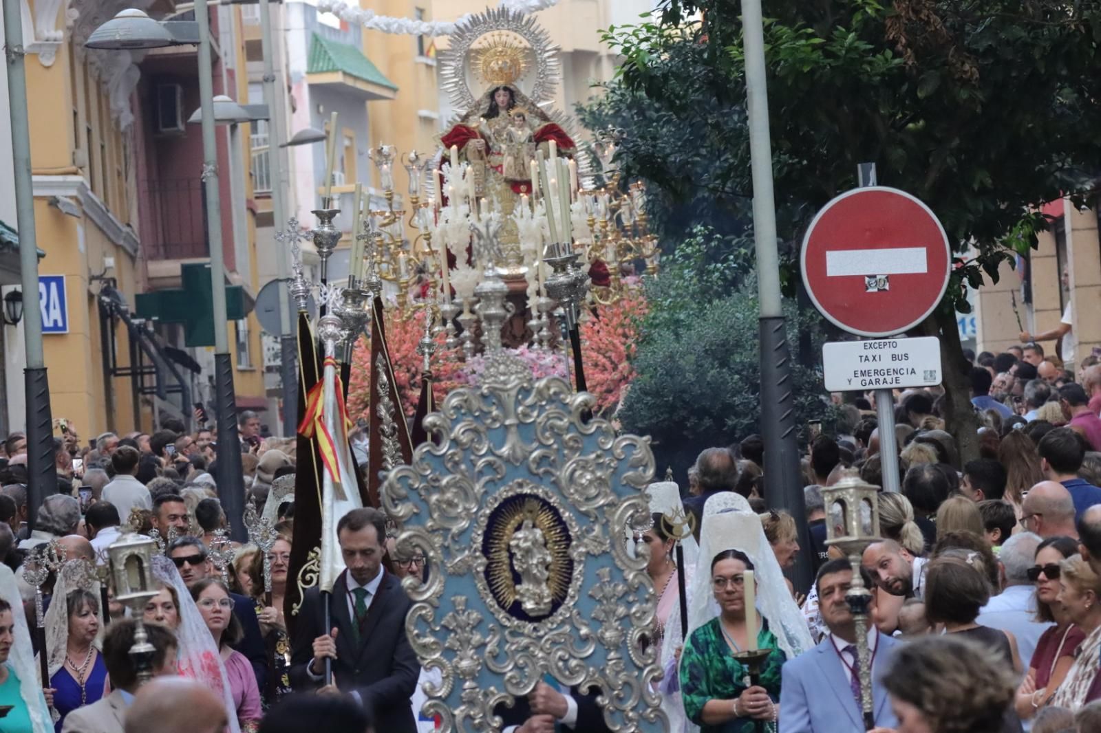 Los Remedios sale a las calles de Ceuta para abrazar y proteger a su pueblo