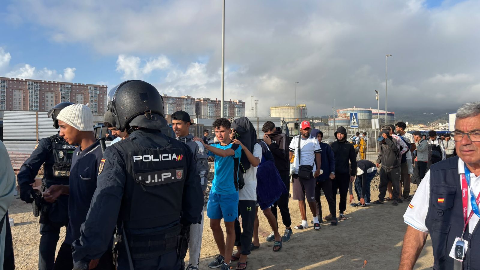 Migrantes acceden al dispositivo de acogida en el Puerto