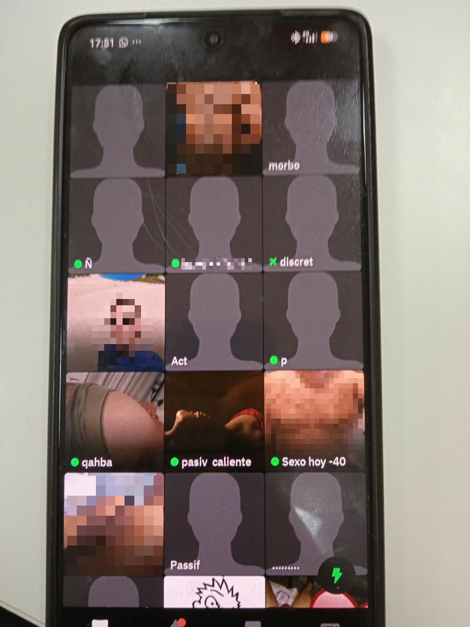 Imagen de la App Grindr con la ubicación en Ceuta, donde se observa la cantidad de perfiles sin foto