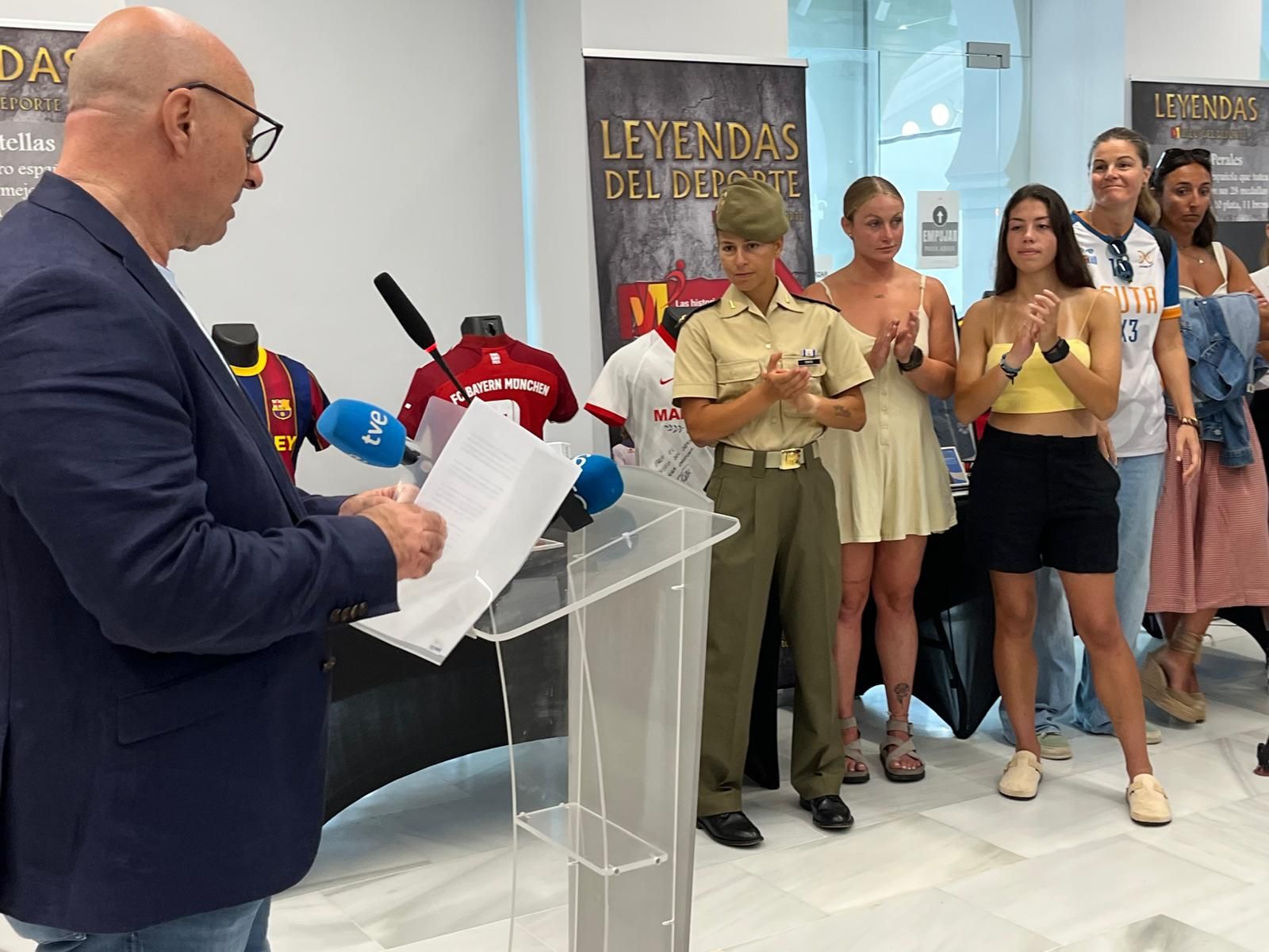 Éxito en la inauguración de la exposición ‘Leyendas del Deporte’ en el Ferrocarril