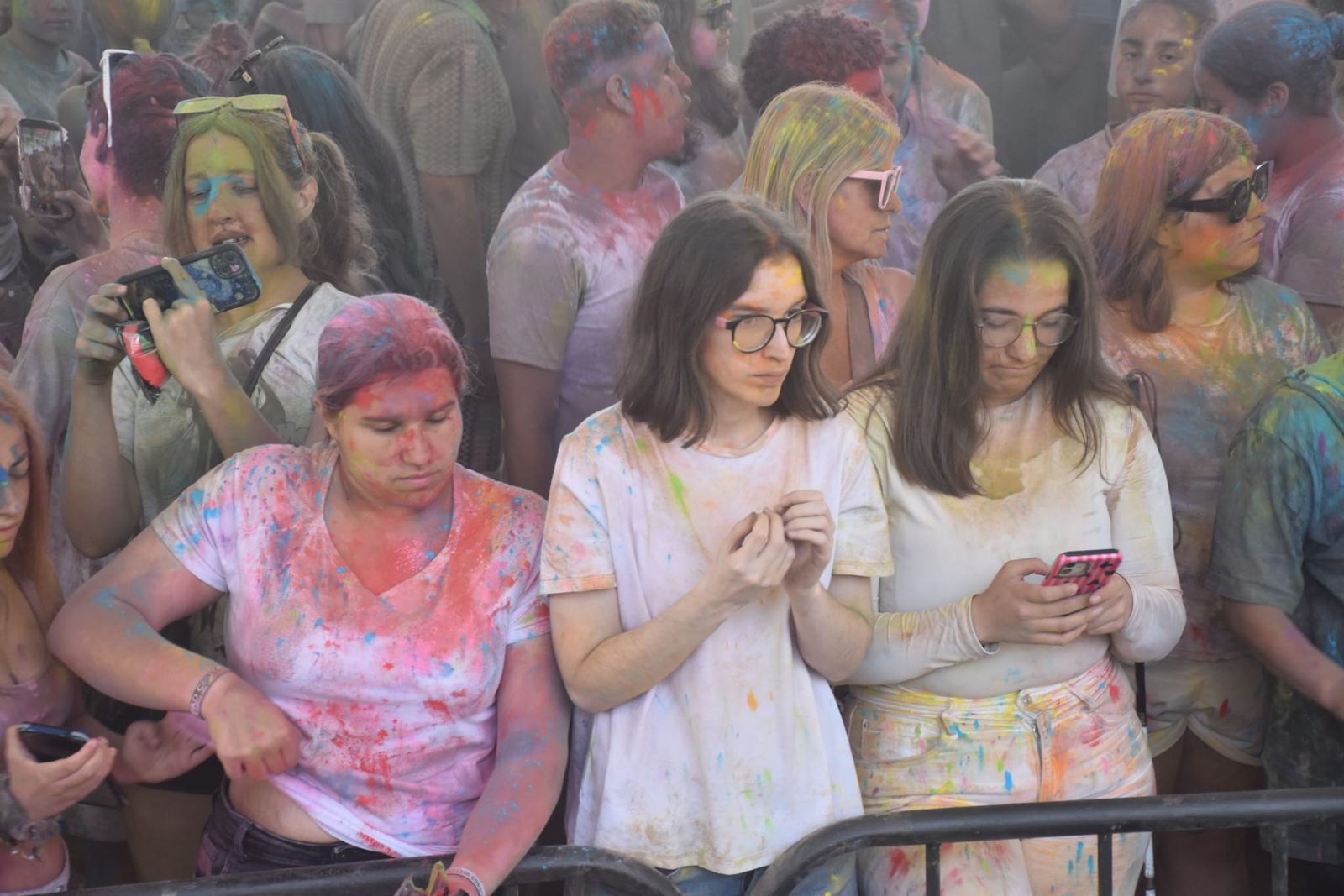 El Holi vuelve a teñir Ceuta de color por la solidaridad y el amor