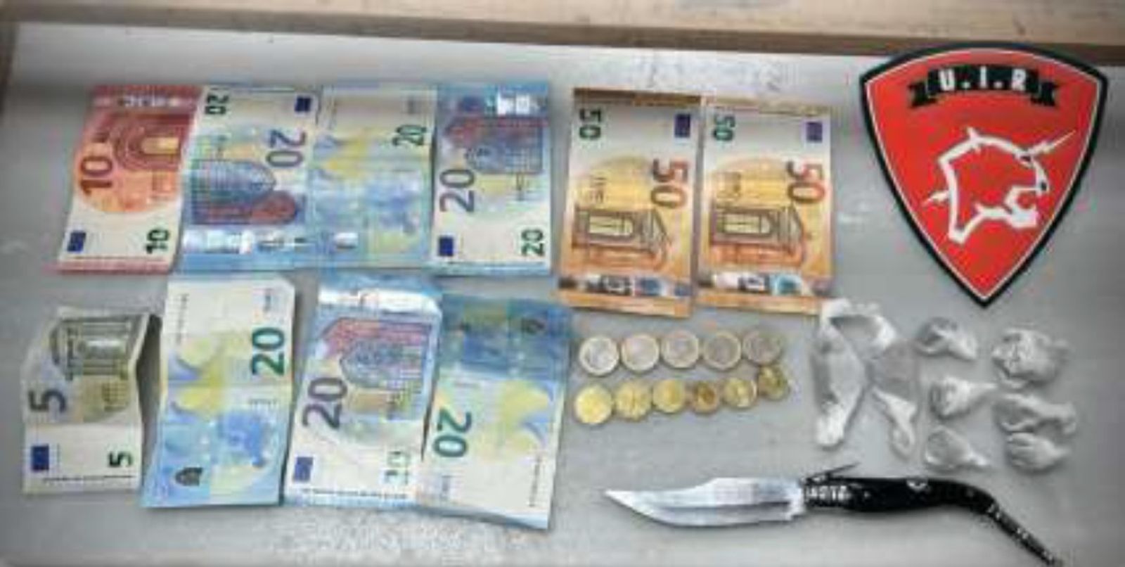 El sospechoso llevaba varias dosis de estupefacientes preparadas para su venta, dinero fraccionado y una navaja