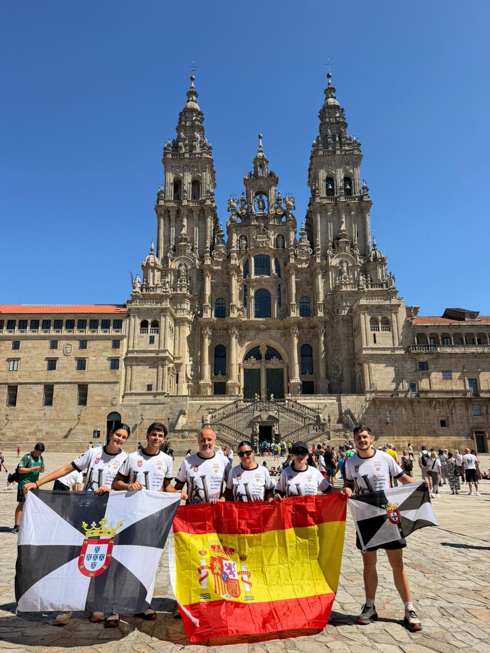 Juan José Hernández y su familia han llevado los colores de Ceuta hasta Santiago de Compostela. Durante una semana de peregrinación han recibido muestras constantes de cariño y apoyo de otros caminantes