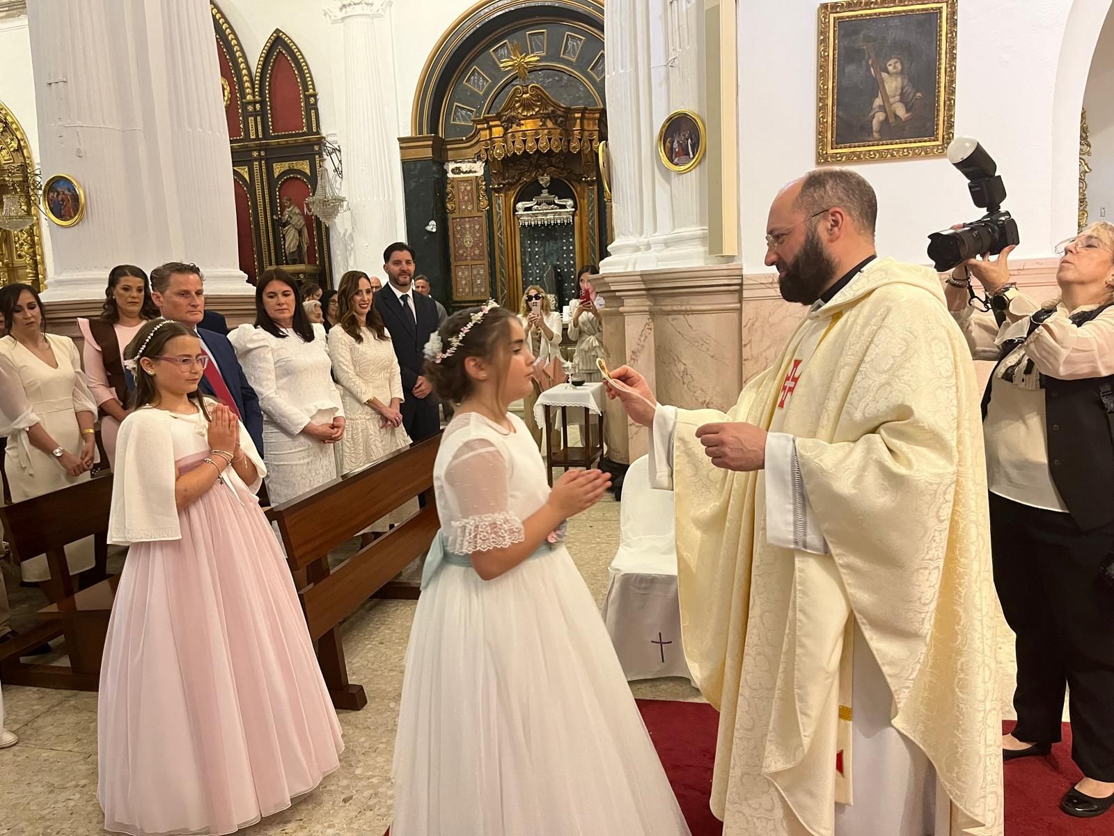 El vicario oficia otras dos comuniones en el Santuario de la Virgen de África