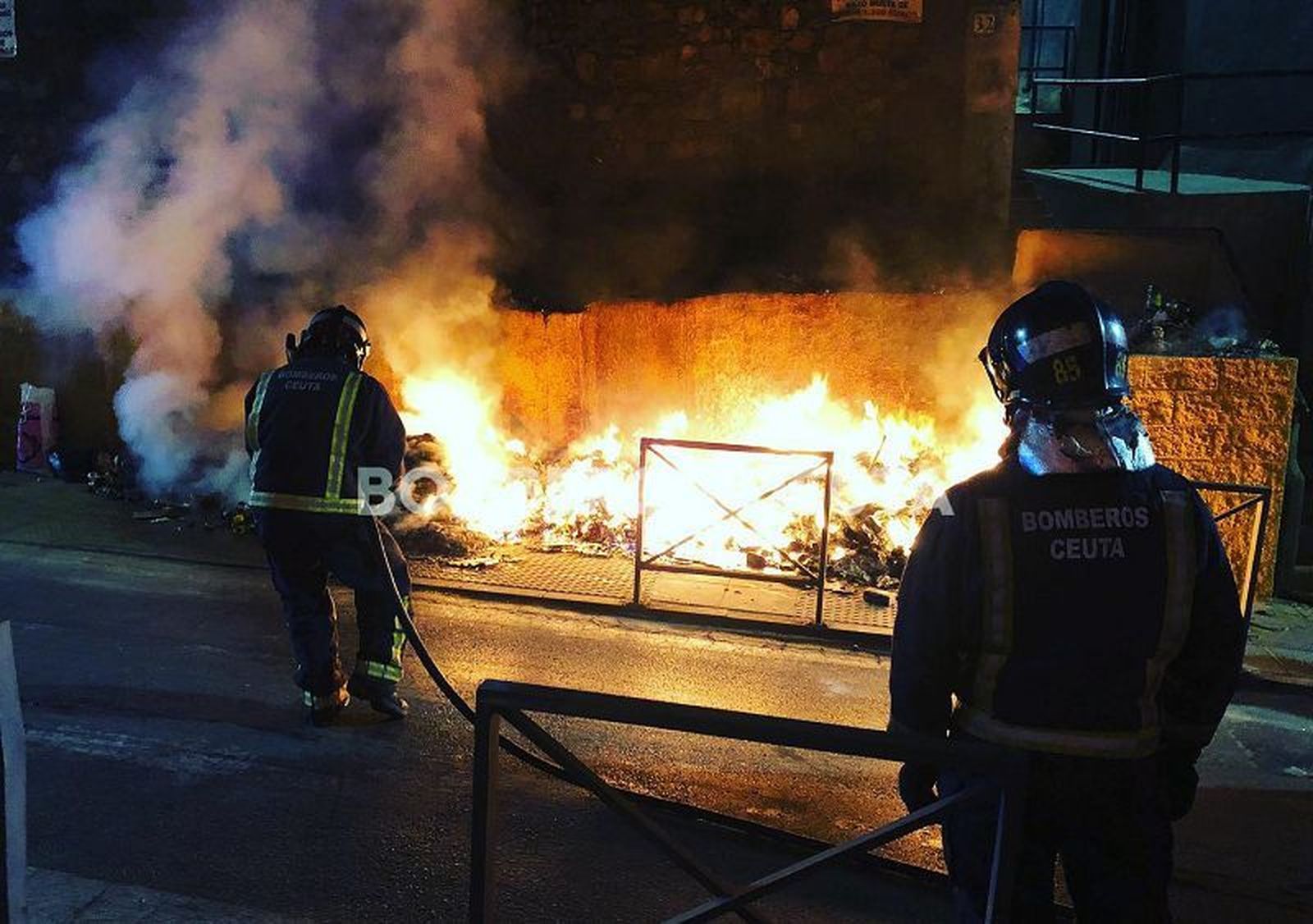 Efectivos de Bomberos apagan un fuego en Ceuta