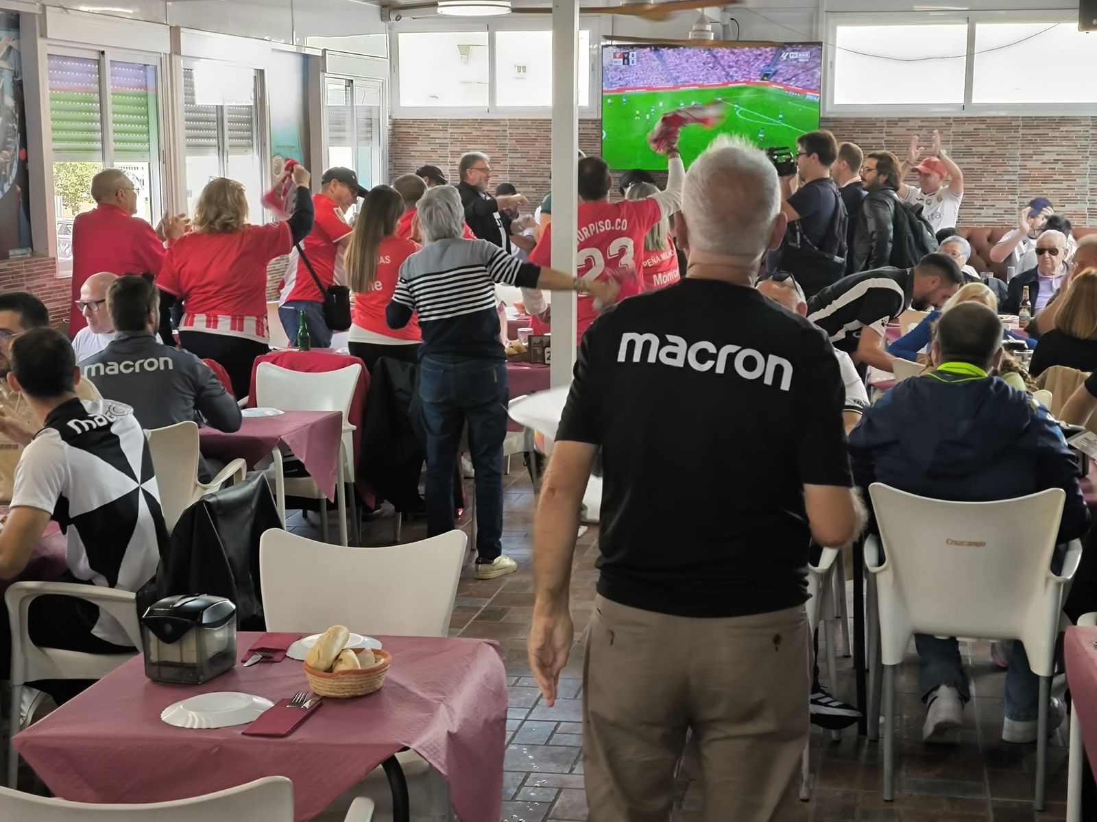 Las aficiones de Ceuta y Almería disfrutan del buen ambiente en la previa al partido