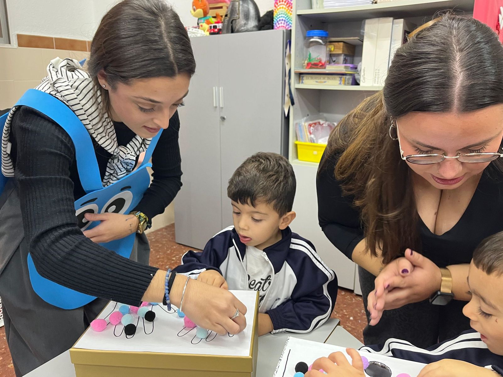Estudiantes de Enfermería y pequeños del Beatriz de Silva, en una jornada sobre hábitos saludables