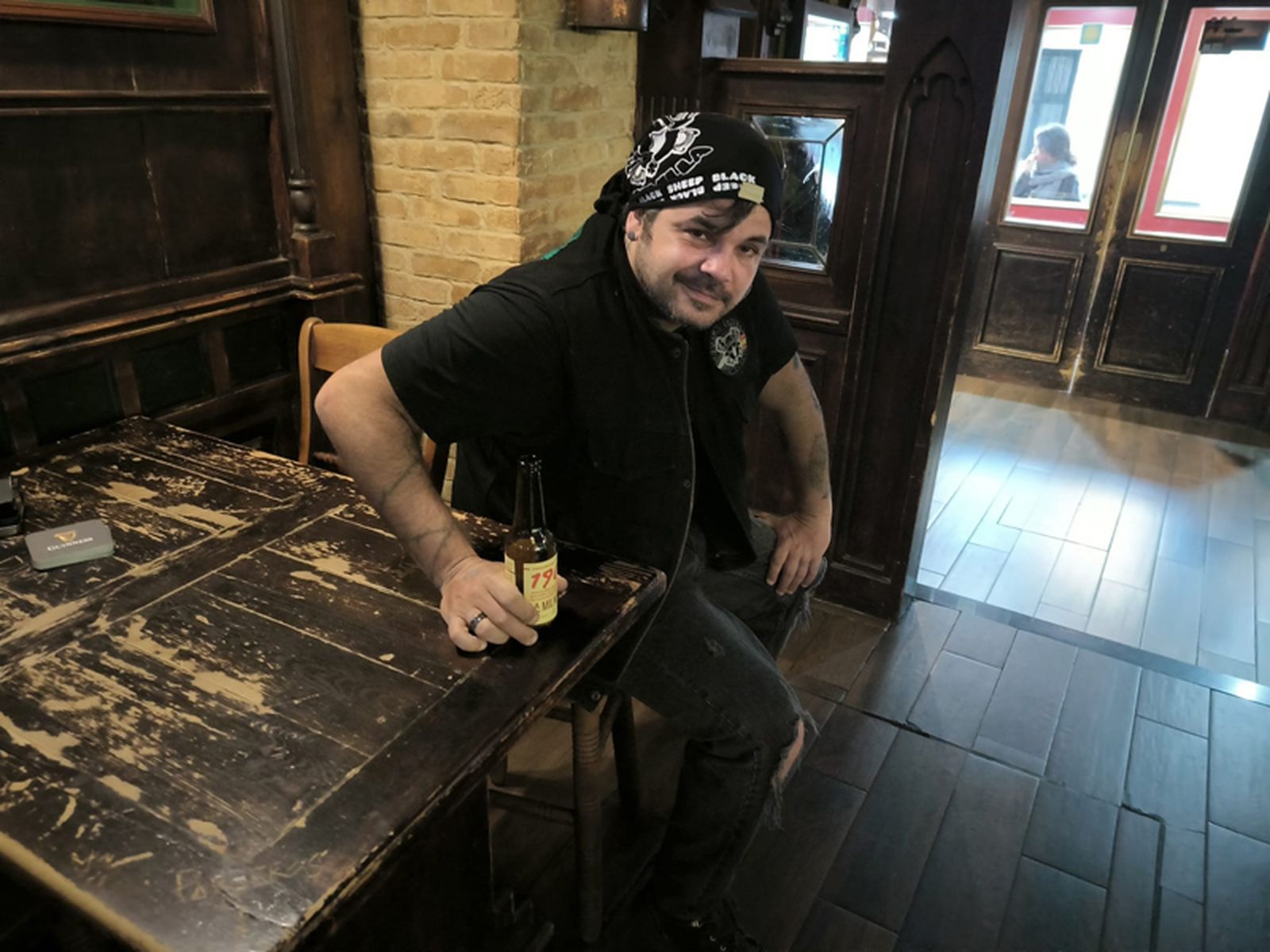 El mediático cabo del Ejército de Tierra destinado en Ceuta posa en el interior del pub Dublín. / FOTO NICOL´S
