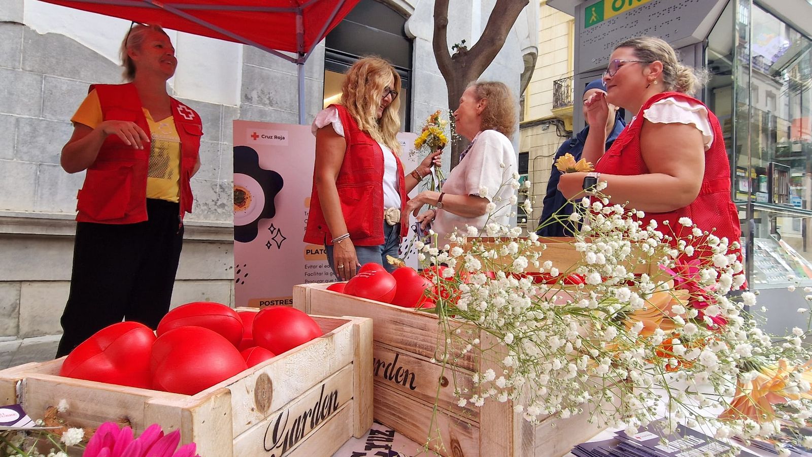 Stand de Cruz Roja en el Paseo del Revellín