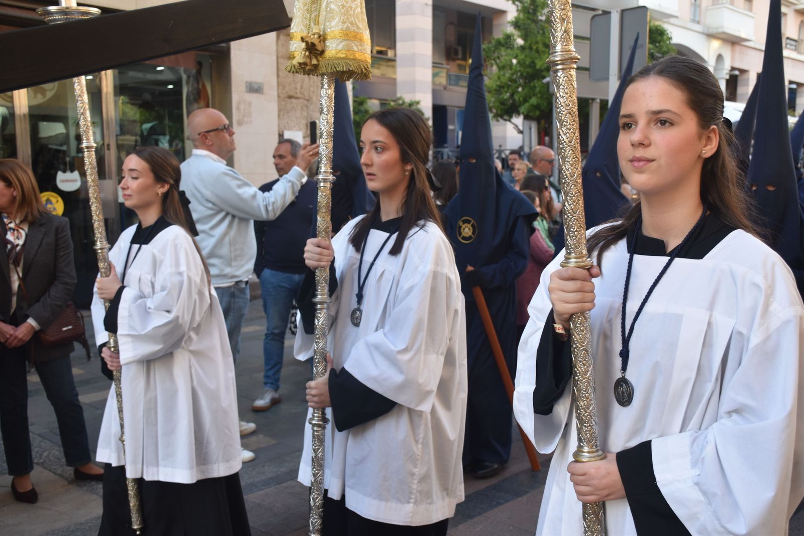 Aroma cofrade y estudiantil: Las Penas reina en el Jueves Santo