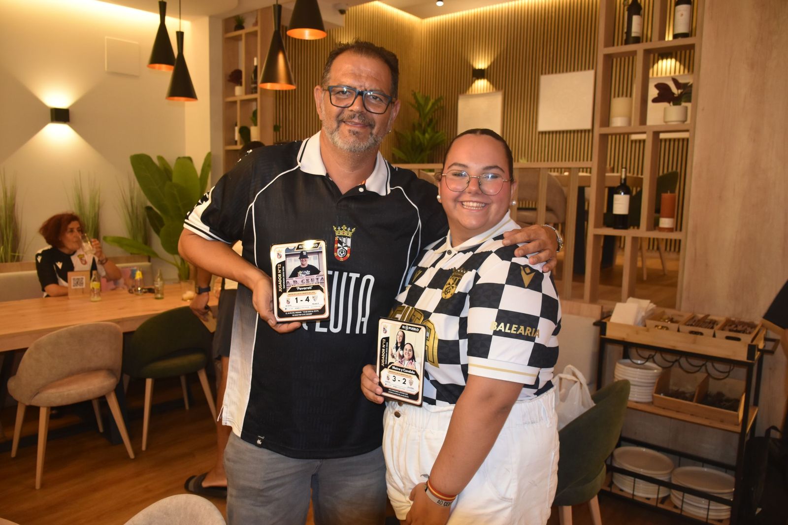 El Pueblo de Ceuta reúne a sus ‘Jugadores nº12’ y convierte su pasión por el Ceuta en cromos