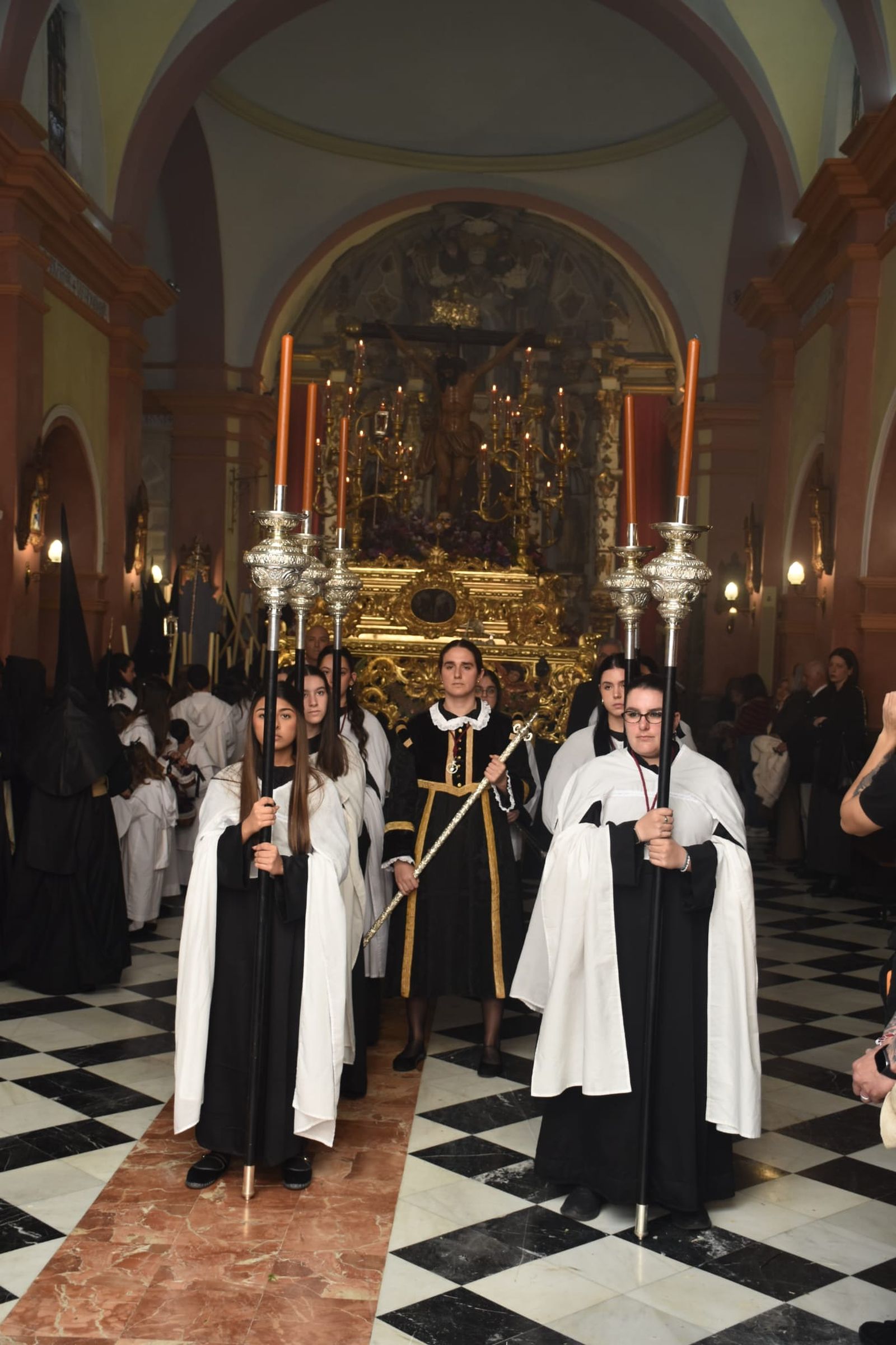 Saetas y emoción a raudales para la salida de la Buena Muerte