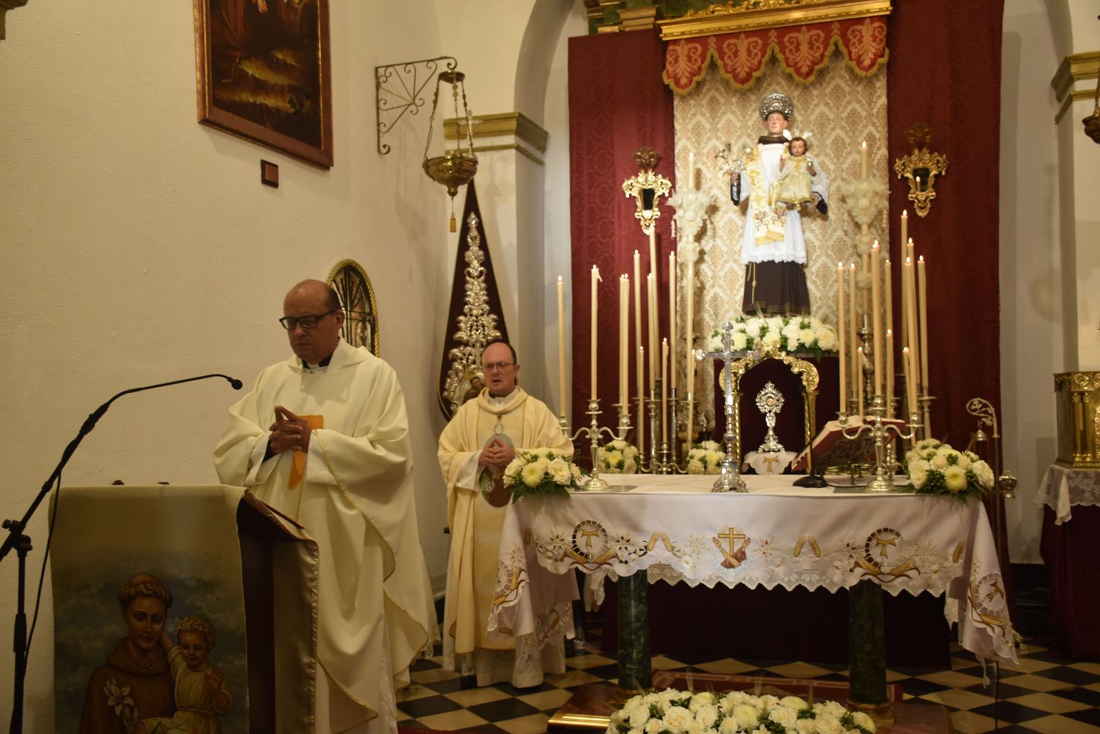 San Antonio enciende la cuenta atrás de su festividad con el inicio del triduo y el alumbrado extraordinario