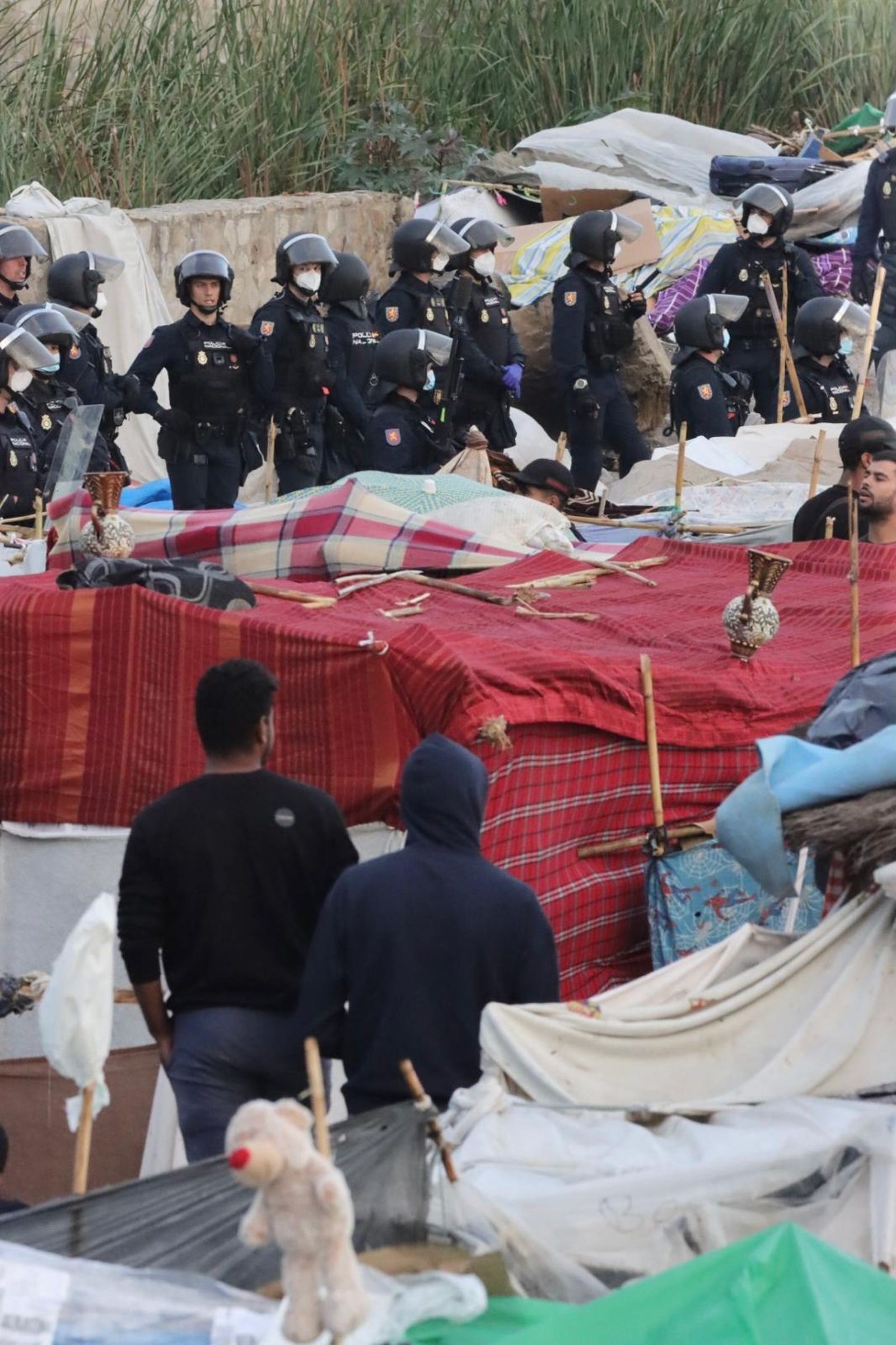La Policía despliega 350 agentes para levantar los asentamientos junto a la desalinizadora