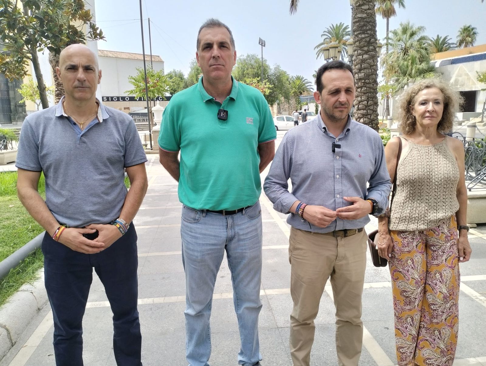 Samuel Vázquez, vestido de verde, junto a tres de los diputados de Vox en la Asamblea de Ceuta