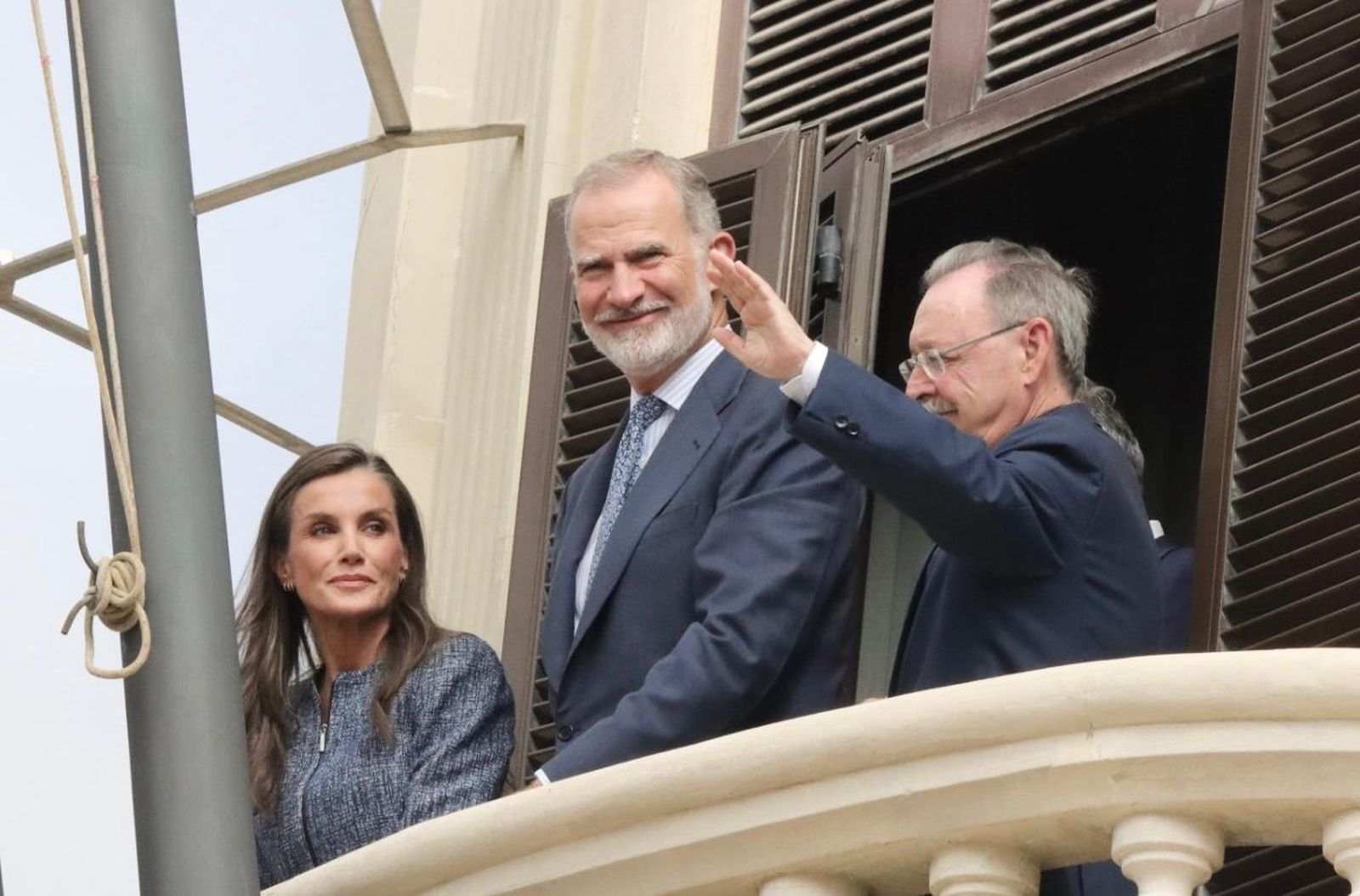 Los Reyes muestran su cercanía a los ceutíes nada más llegar a la ciudad