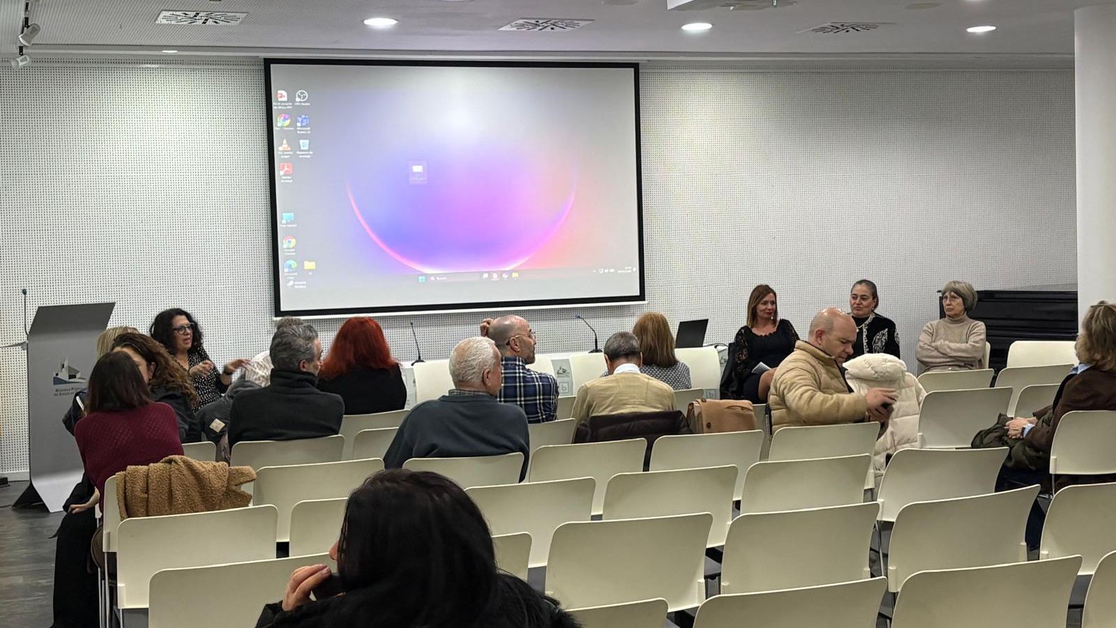 El salón de actos de la Biblioteca Pública minutos antes de que comenzara el evento