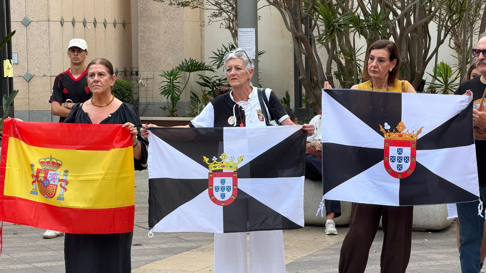 Protesta de ceutíes en la plaza de los Reyes contra la crisis tras 64 días