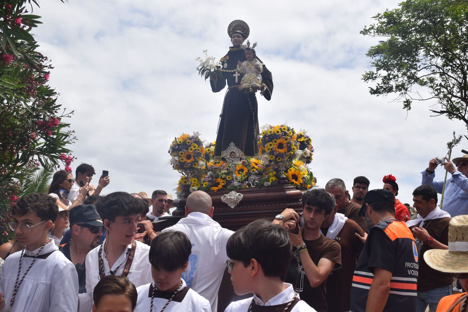 Tradición, fe y calor: Ceuta se vuelca con San Antonio