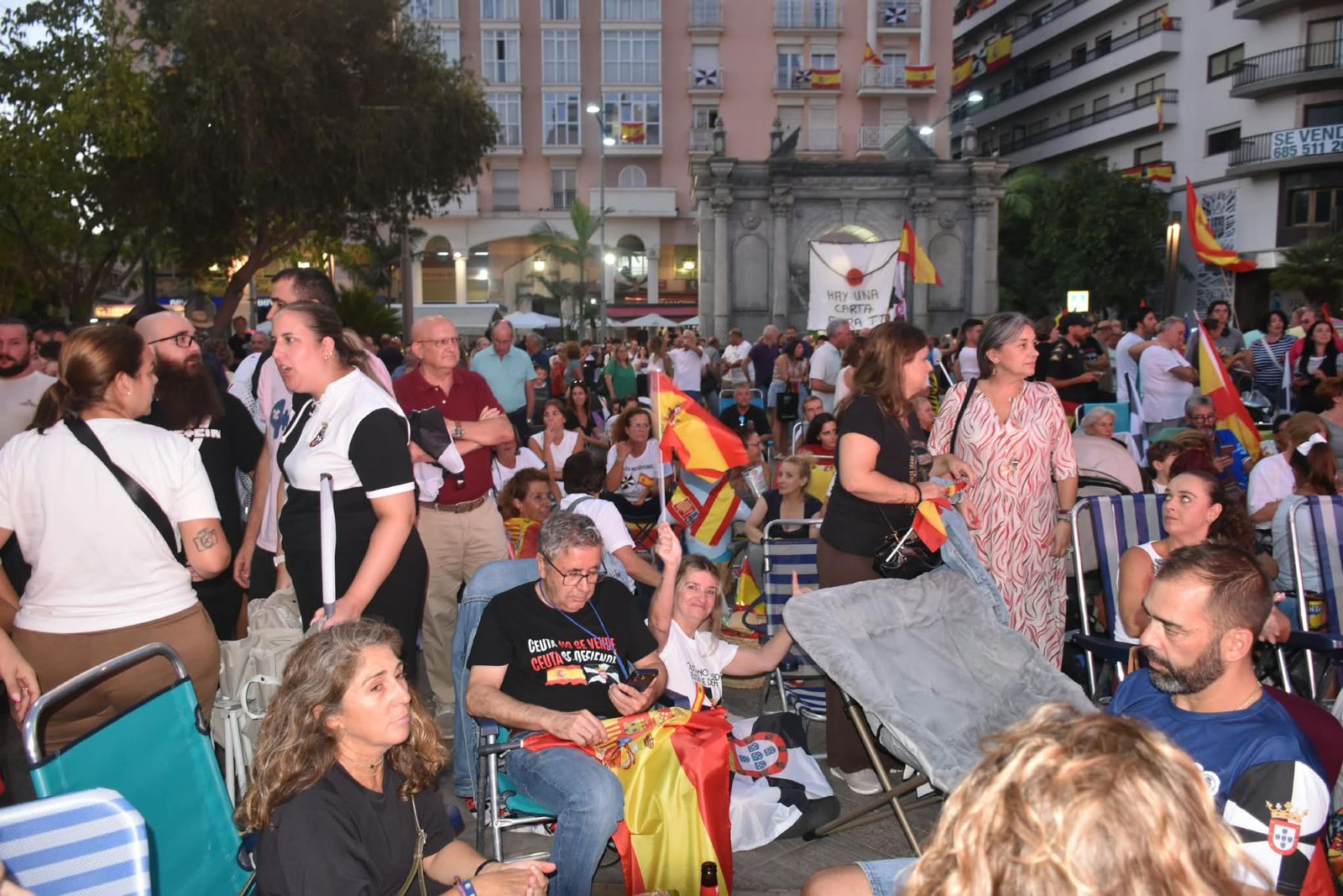 La Plaza de los Reyes se convierte en un gran salón para arropar a Vivas