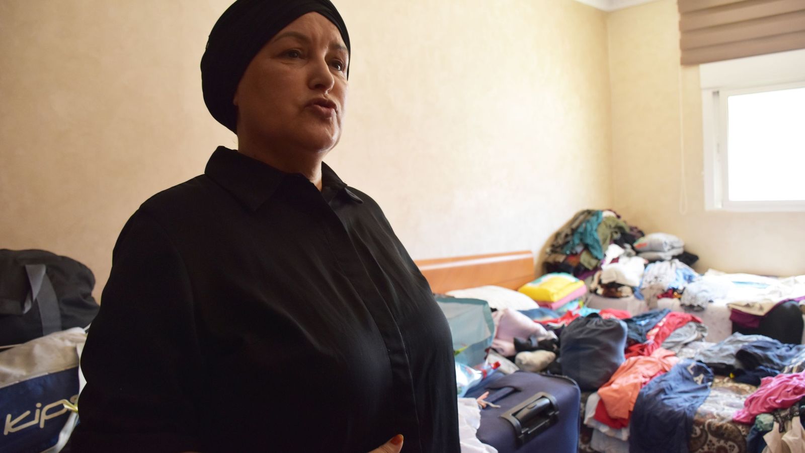 Sabah Hamed conversa con El Pueblo en un dormitorio lleno de ropa donada para los migrantes