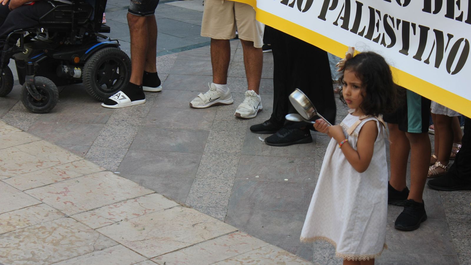 Cacerolada en la Plaza de los Reyes en apoyo a Palestina el 18 de septiembre de 2025 Cacerolada en la Plaza de los Reyes en apoyo a Palestina el 18 de septiembre de 2025