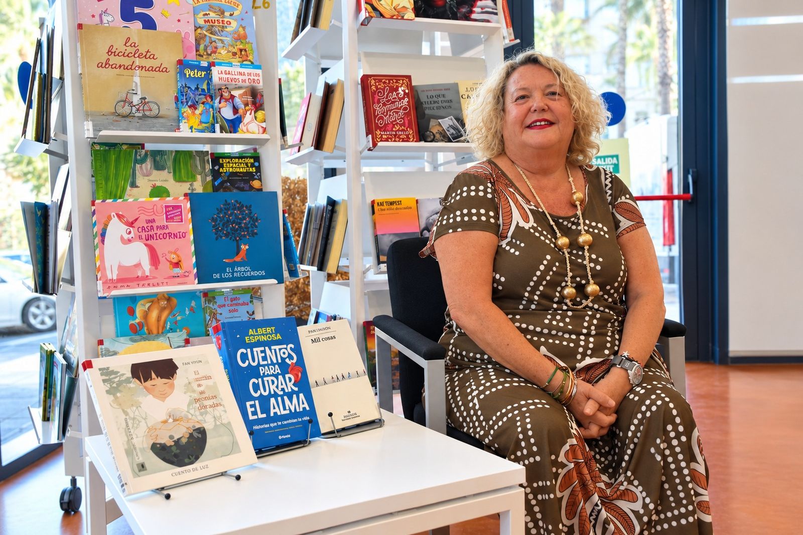 La coordinadora de la biblioteca del Morro, Yolanda Carbonell, posa con las recomendaciones literarias de esta semana