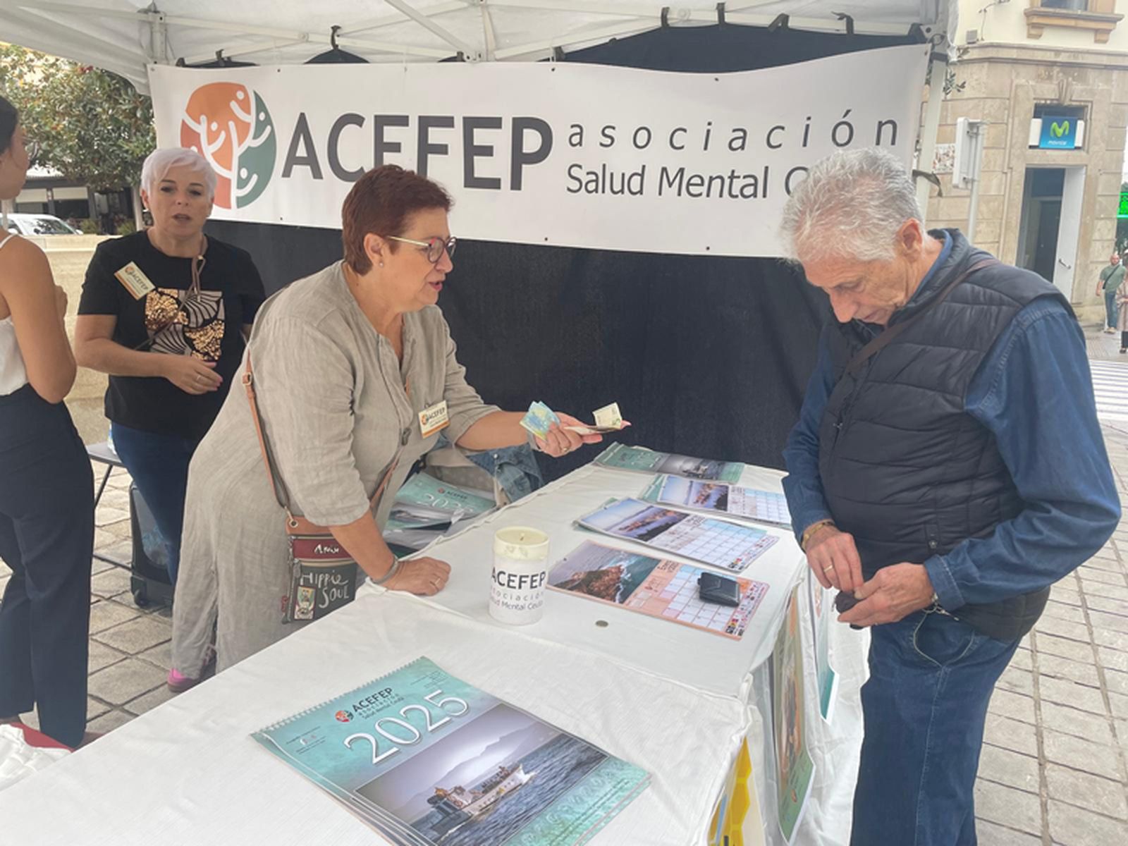 Carpa donde ACEFEP vende su Calendario Solidario 2025. / FOTO REDUAN