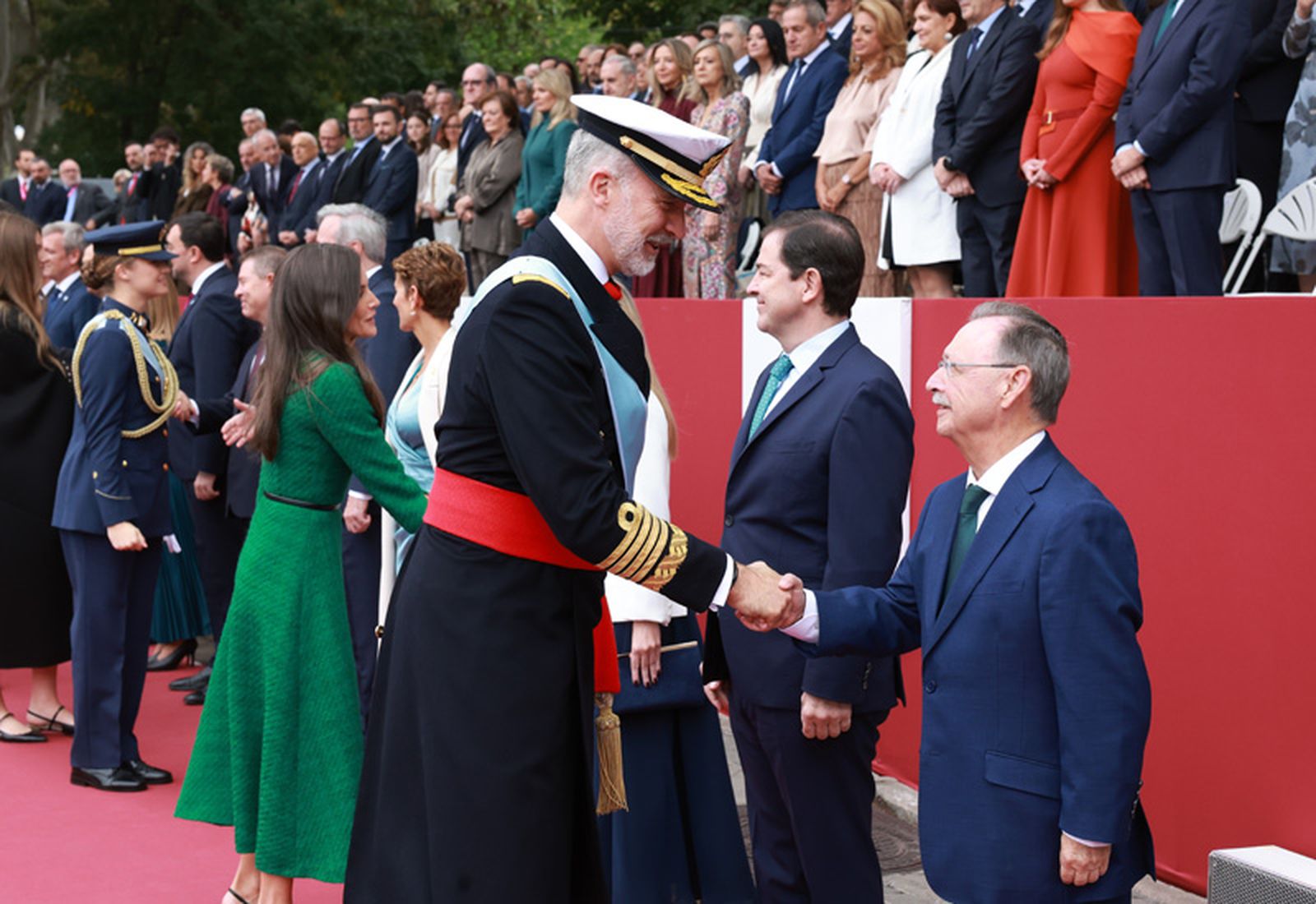 Vivas dándole la mano al Rey Felipe.