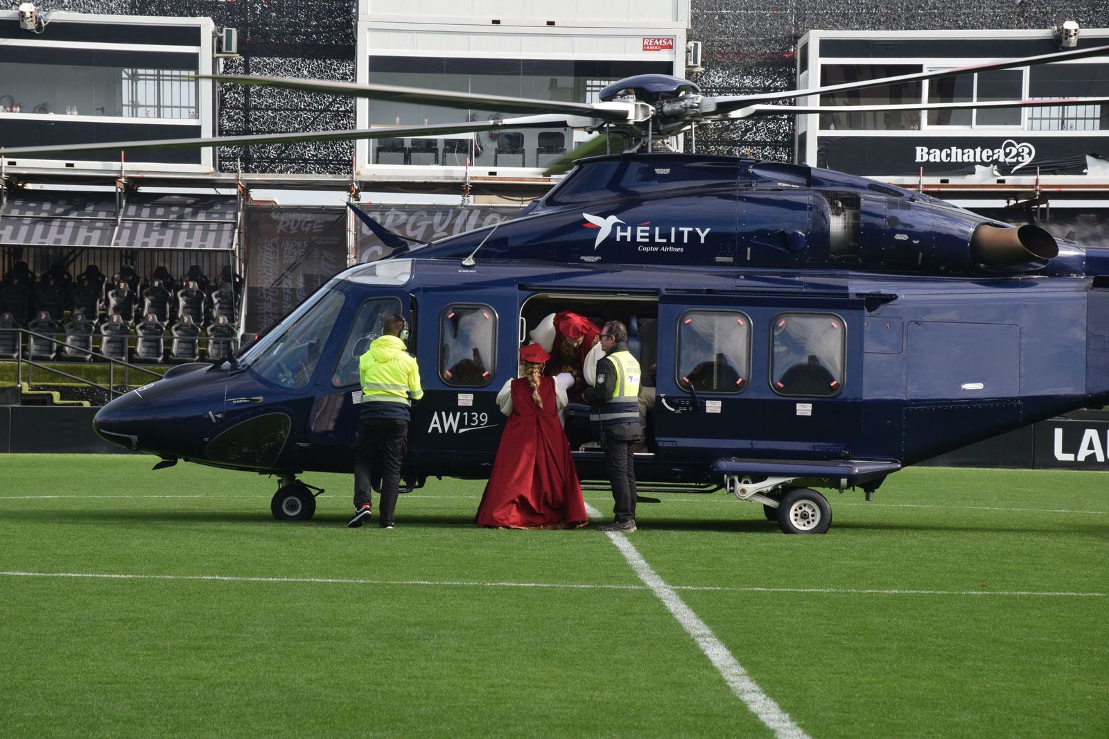 Los Reyes Magos aterrizan en el Alfonso Murube horas antes de la cabalgata