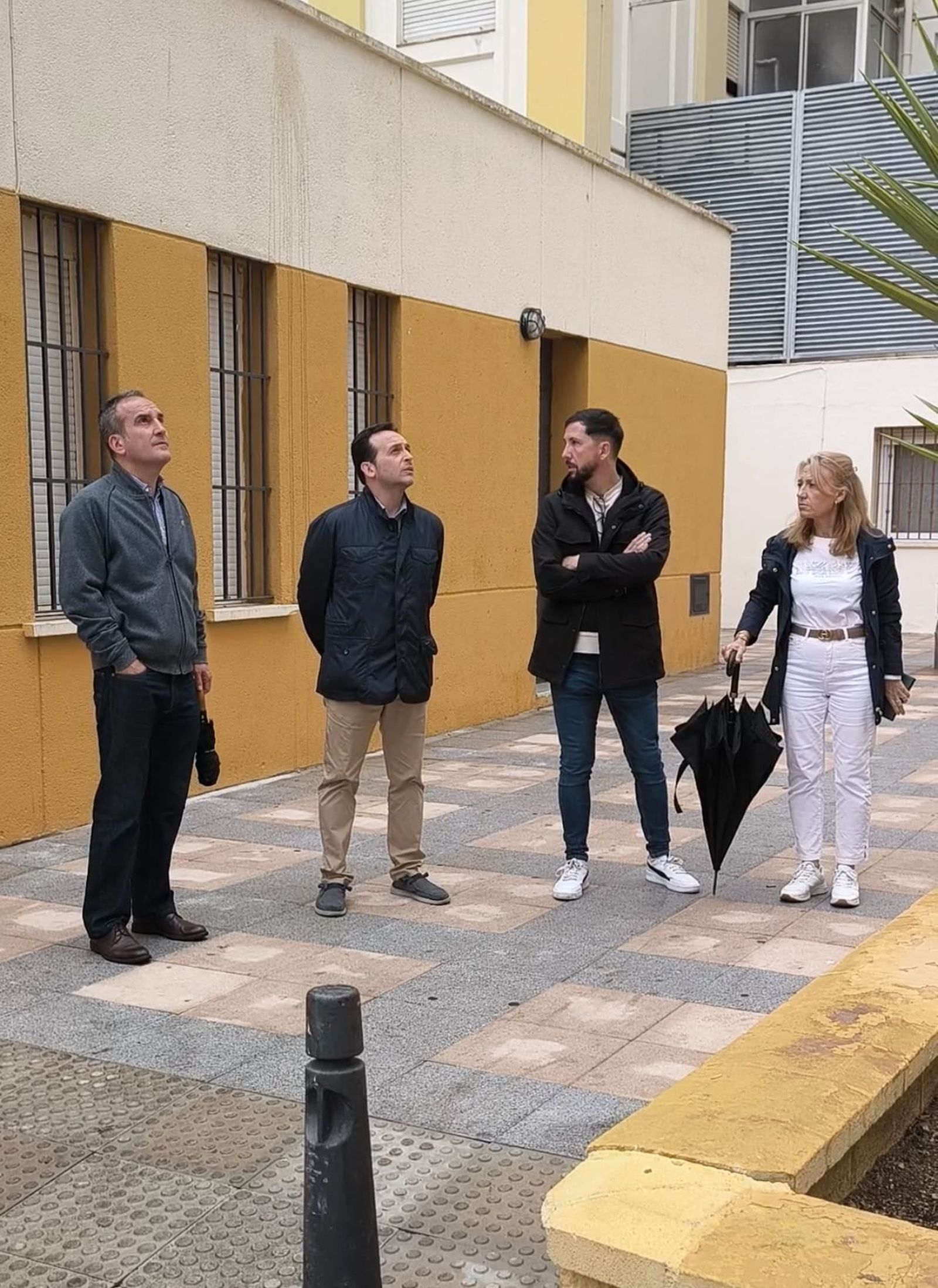 Momento de la visita de VOX  a El Rocío