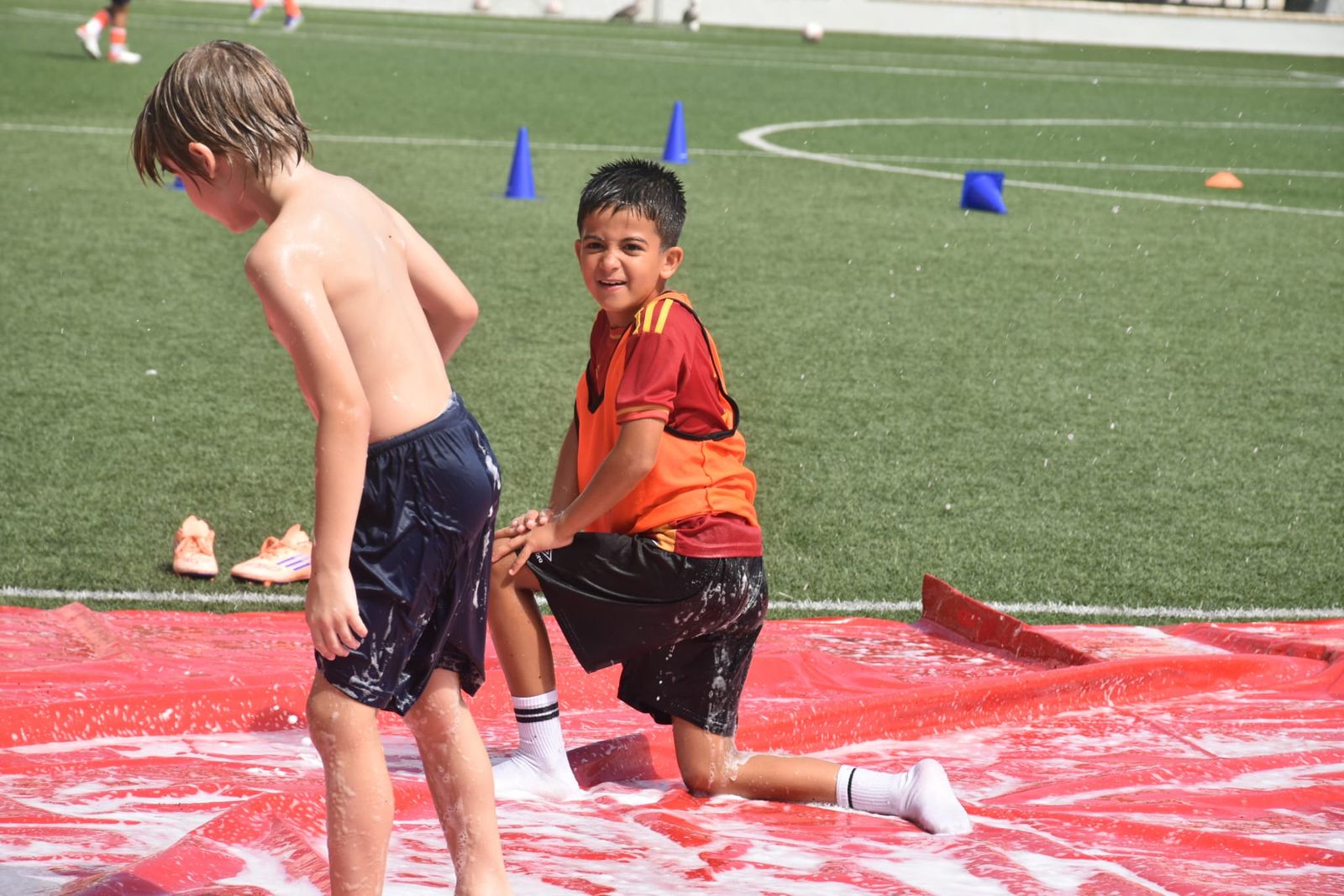 Fiesta de deporte, espuma y convivencia en el Campus de Verano ‘Emilio Cózar’